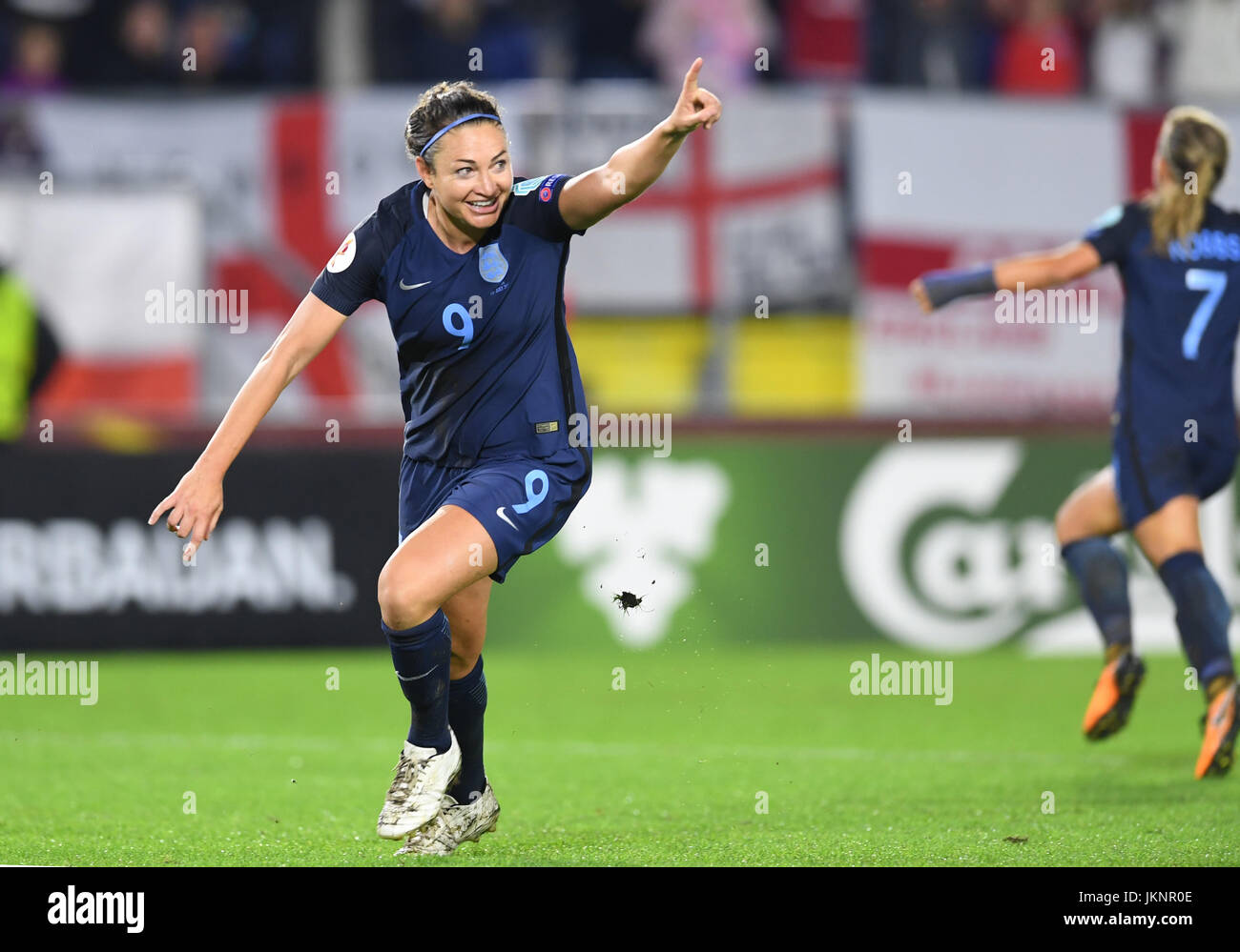 L'Inghilterra del Jodie Taylor cheers oltre il suo punteggio 2-0 durante le donne del Campionato Europeo fase preliminare, gruppo D, match tra Inghilterra e Spagna nella Rat Verlegh Stadium di Breda, Paesi Bassi, 23 luglio 2017. Foto: Carmen Jaspersen/dpa Foto Stock