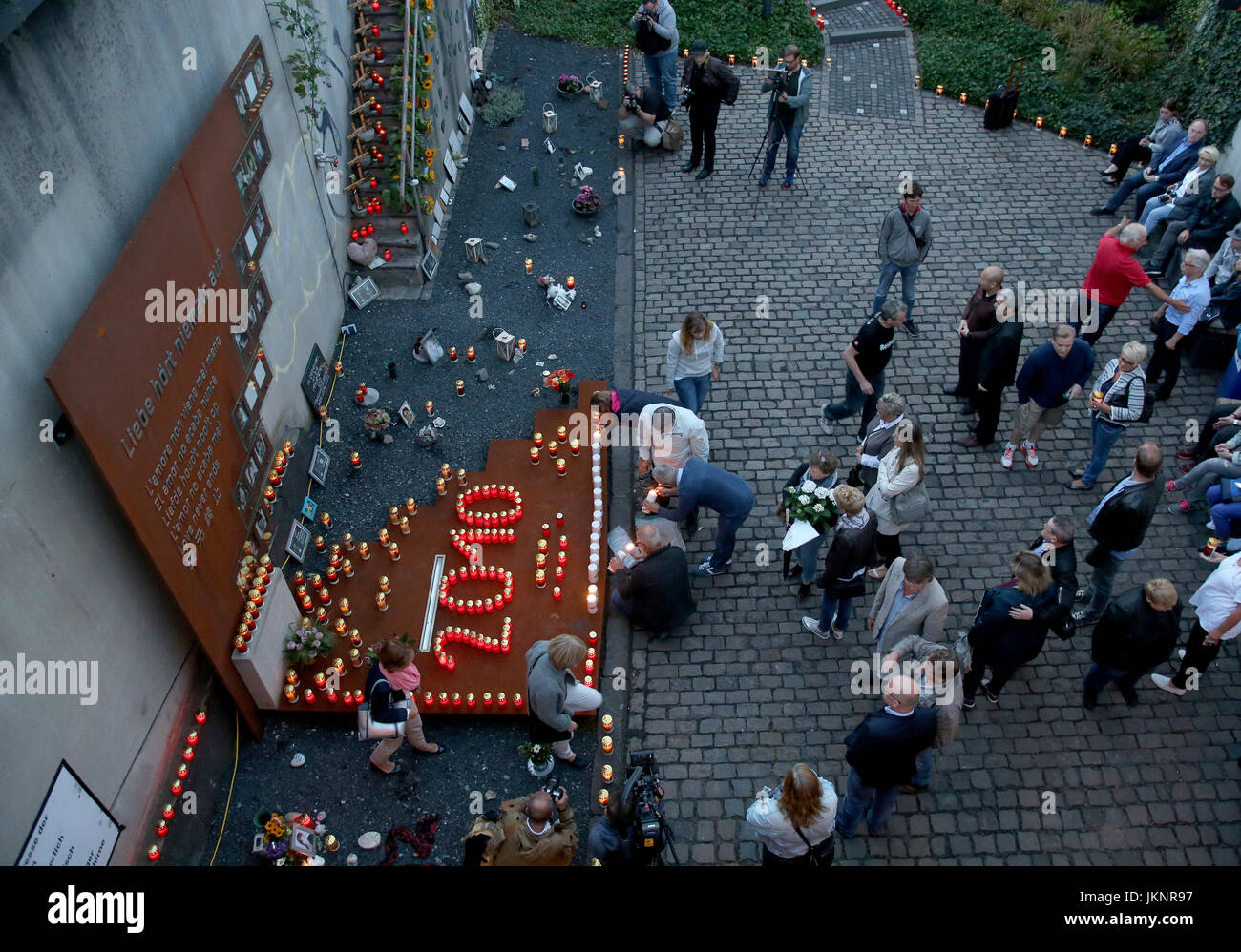 Duisburg, Germania. 23 Luglio, 2017. Le candele sono impostati in lutto durante la "Notte di mille luci' presso il luogo della tragedia di Duisburg, Germania, 23 luglio 2017. Sette anni fa, nel 2010, 21 persone hanno perso la vita durante la Loveparade. Foto: Roland Weihrauch/dpa/Alamy Live News Foto Stock