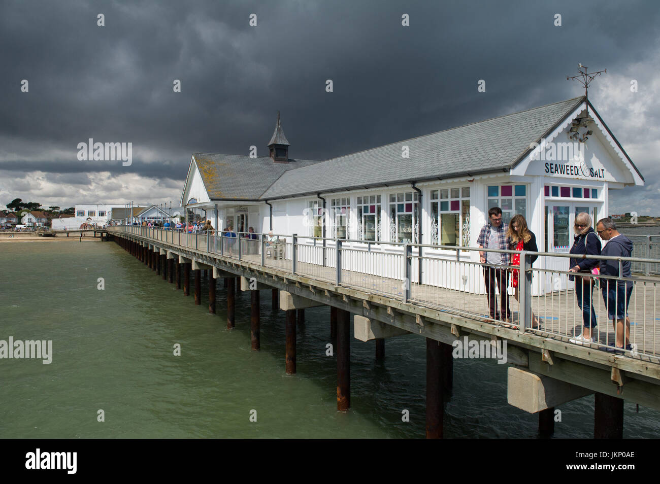 Southwold, Suffolk, Regno Unito. Il 24 luglio, 2017. Nuvole di tempesta sul molo a Southwold, Suffolk. Alan Beastall/Alamy live News Foto Stock