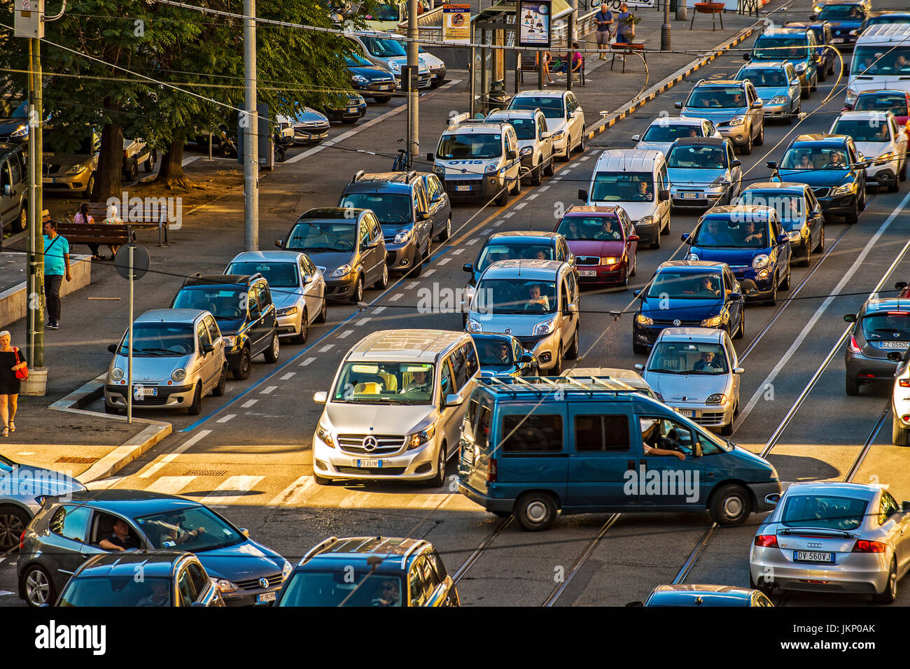 Il Piemonte, Torino, Italia. Il 24 luglio, 2017. Torino forte traffico di sera in Via Nizza Credito: Davvero Facile Star/Alamy Live News Foto Stock