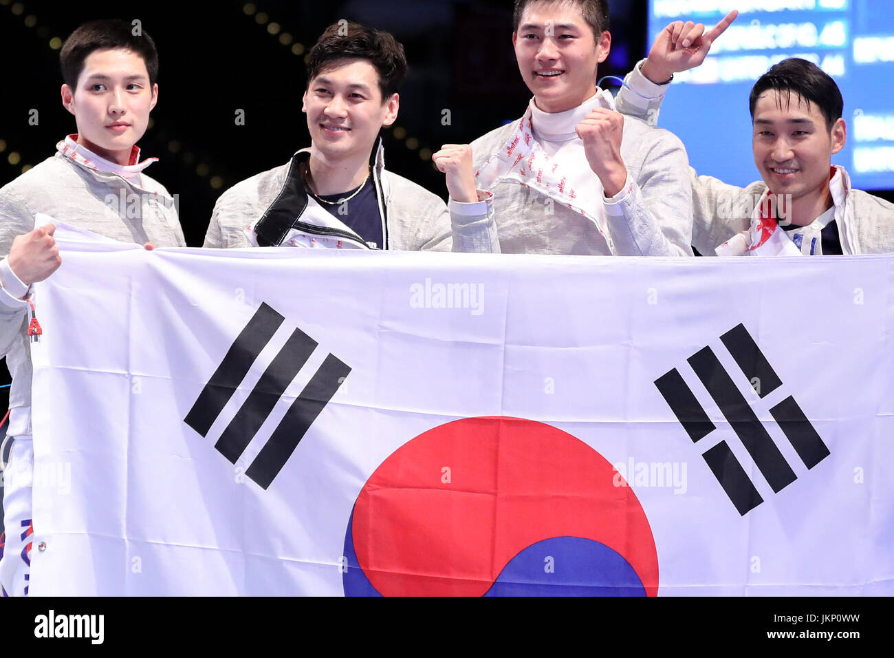 Leipzig, Germania. Il 24 luglio, 2017. Sabre fencer Junho Kim (l-r), Bongil Gu, Sanguk Oh e Junghwan Kim di Corea celebrare la loro vittoria su Ungheria in uomini del team sabre finali al mondo campionati di scherma presso l'Arena Leipzig in Lipsia, Germania, 24 luglio 2017. Foto: Jan Woitas/dpa-Zentralbild/dpa/Alamy Live News Foto Stock