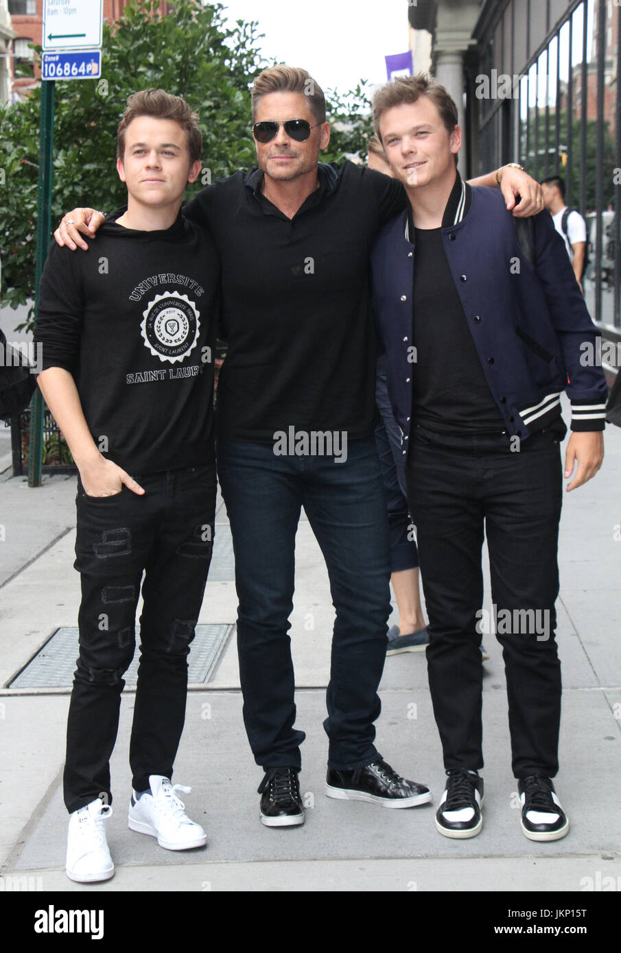 New York, NY, STATI UNITI D'AMERICA. Il 24 luglio, 2017. John Owen Lowe, Rob Lowe, Matthew Lowe, a AOL costruire promuovere il Lowe file nella città di New York il 24 luglio 2017. Credito: Rw/media/punzone Alamy Live News Foto Stock