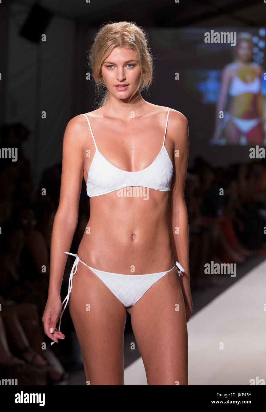 MIAMI BEACH, FL - Luglio 23: un modello passeggiate sulla pista durante la SWIMMIAMI Tavik 2018 fashion show a mostrare tenda a Miami Beach. Luglio 23, 2017. Credit Aaron Gilbert/MediaPunch Foto Stock