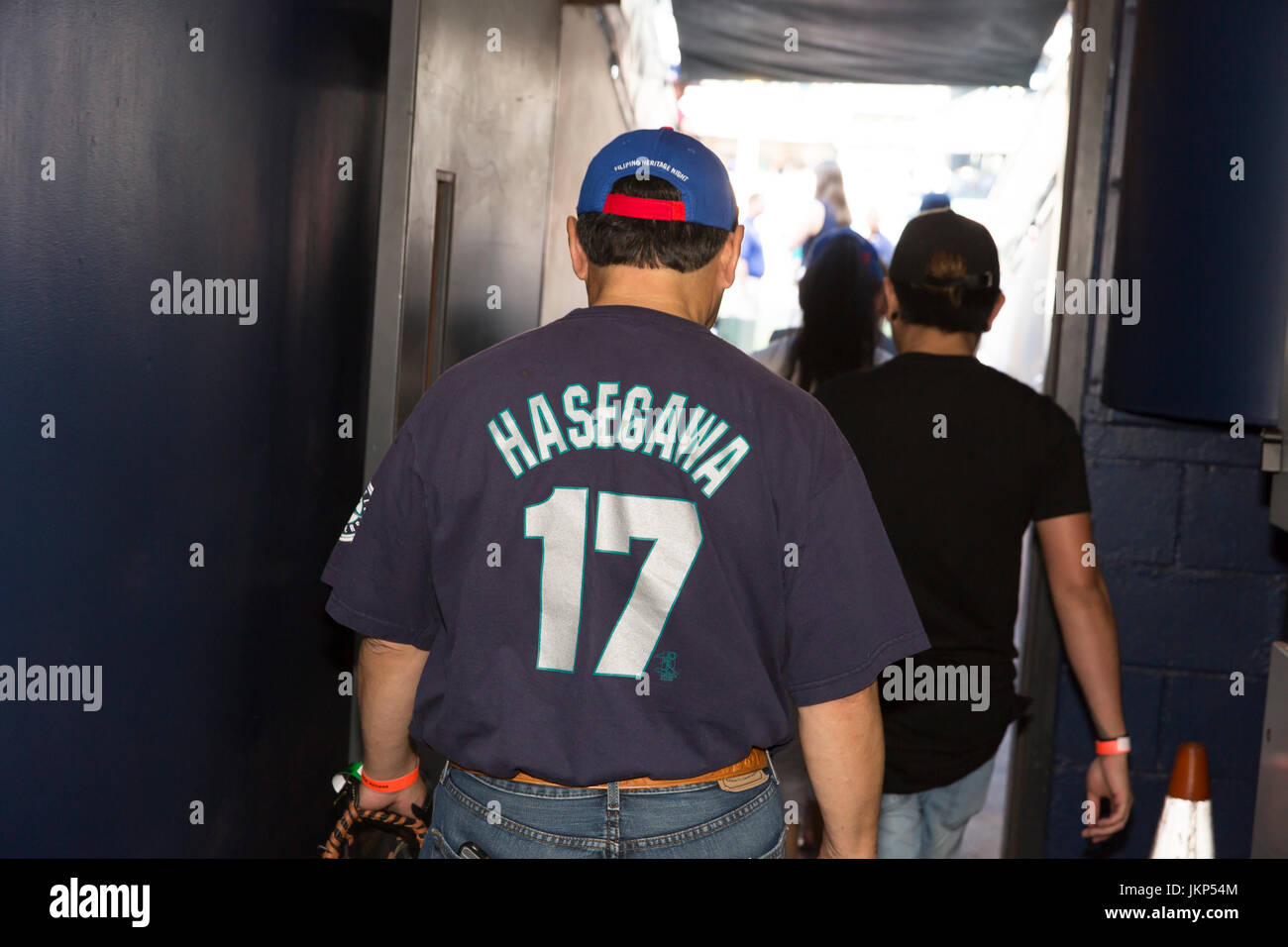 Seattle, Washington, Stati Uniti d'America. Il 24 luglio, 2017. Seattle, Washington: Stato Senatore e mayoral candidato Bob Hasegawa a Seattle Mariners vs. Boston Red Sox game al Safeco Field. Il senatore è apparso con Sheila Burrus, Direttore esecutivo della comunità filippina di Seattle, a lanciare il primo passo durante il patrimonio filippino di notte. Hasegawa, un longtime lavoro e giustizia sociale attivista da Beacon Hill quartiere, ha rappresentato la XI distretto legislativo dal gennaio 2013. Credito: Paolo Christian Gordon/Alamy Live News Foto Stock