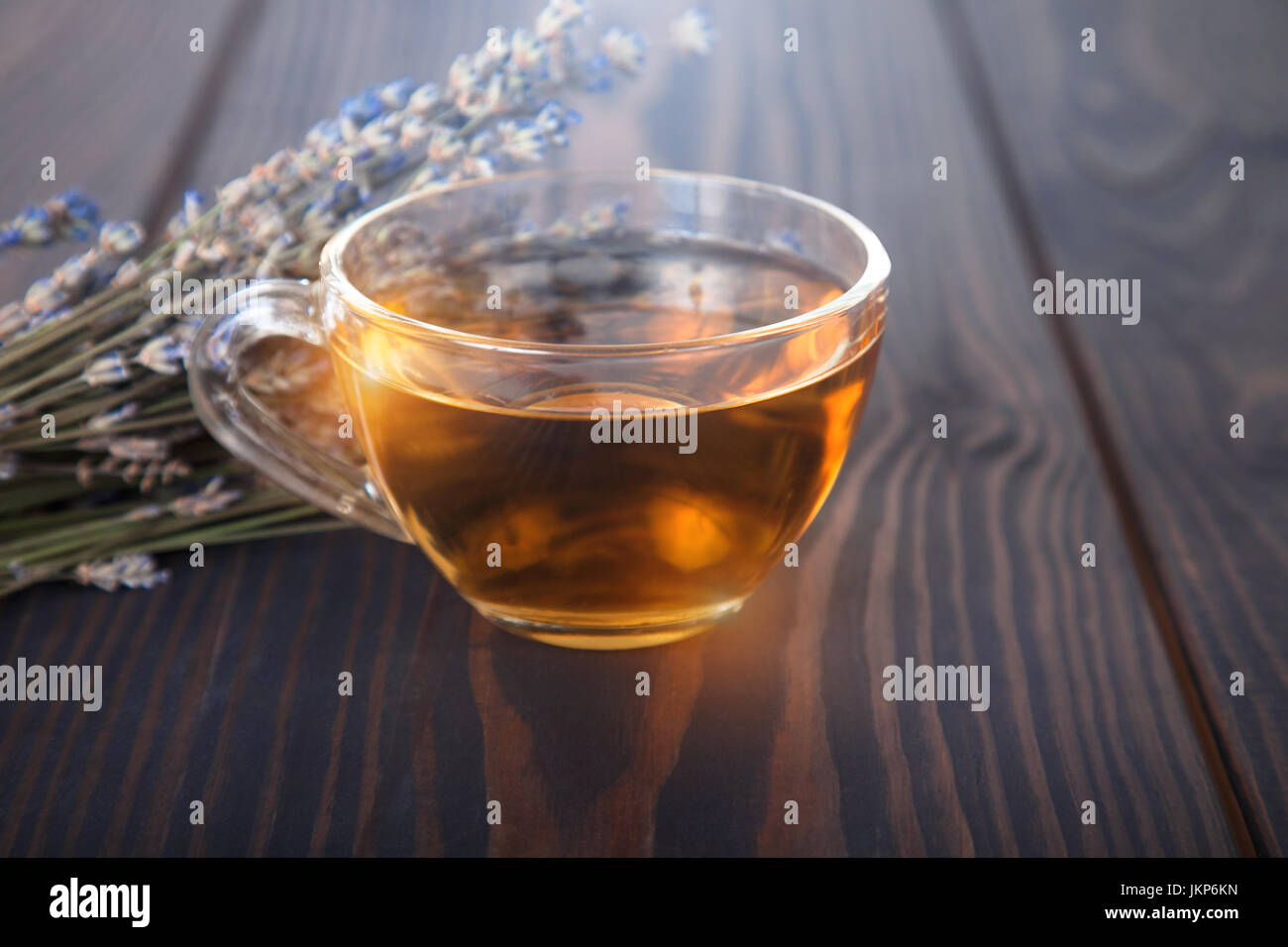 Tazza di tè di lavanda e Lavanda fiori su un tavolo di legno. Foto Stock