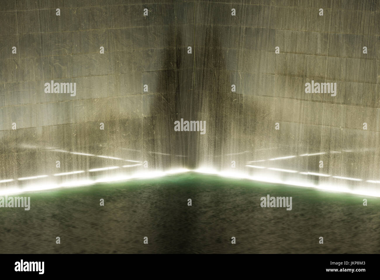 Liberty Park World Trade Center Centro Nord Sud Piscina di notte con luci, New York Foto Stock