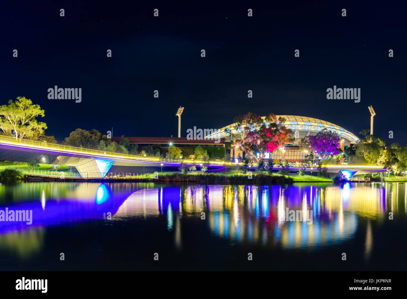 Adelaide, Australia - 16 Aprile 2017: Adelaide Oval con passerella attraverso fiume Torrens illuminata di notte Foto Stock