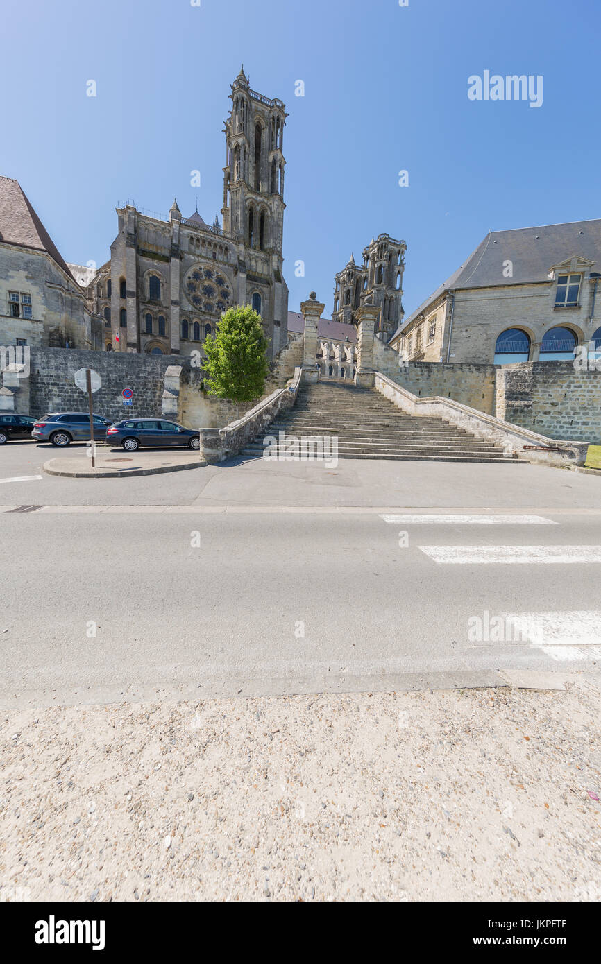 L'ingresso alla città alta di Laon con Madonna cattedrale Foto Stock L'ingresso alla città alta di Laon con Madonna cattedrale Foto Stock
