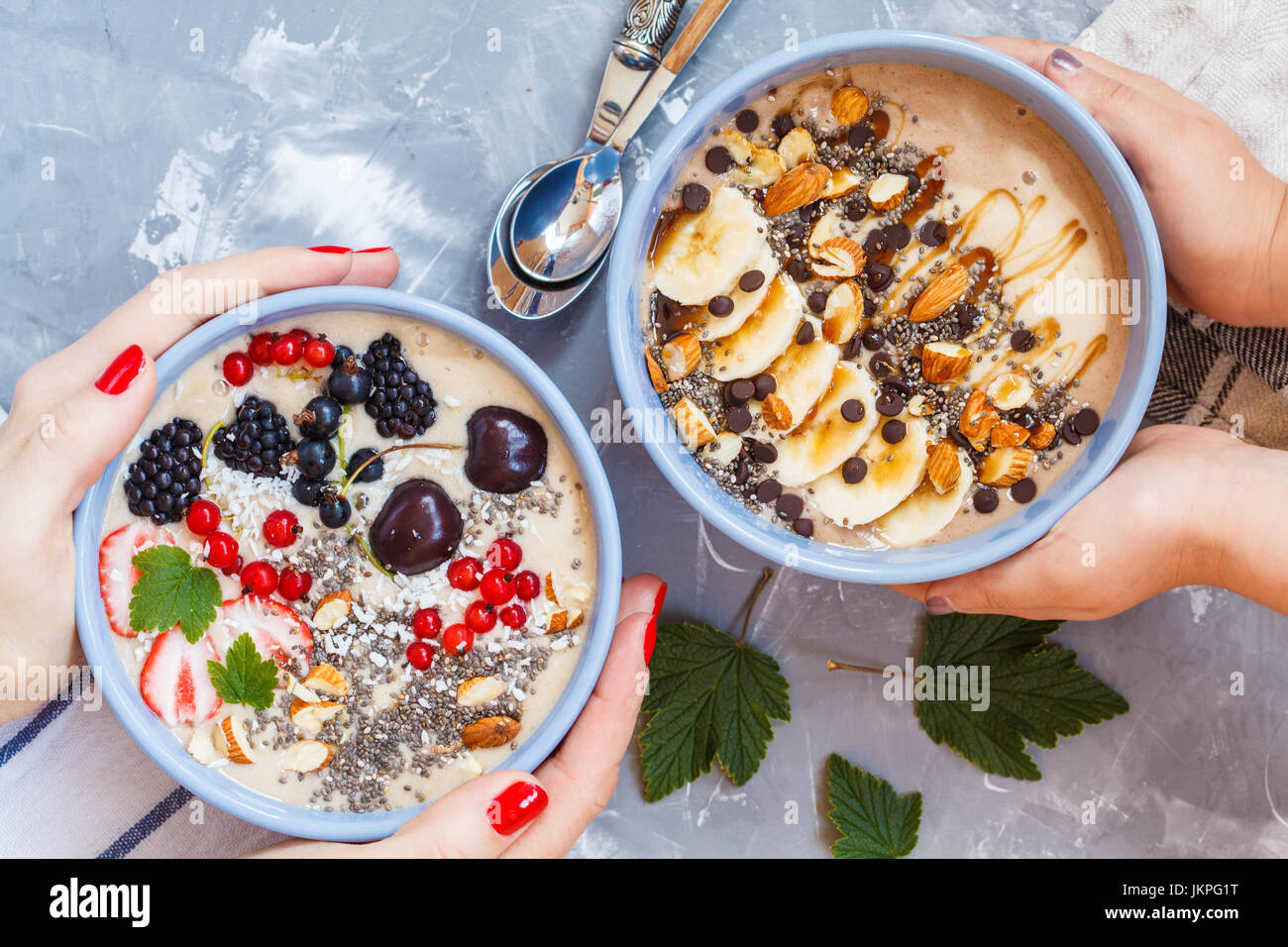 Una sana colazione vegan: cioccolato e berry smoothie bocce. Foto Stock