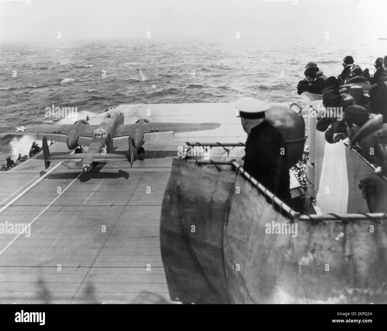 DOOLITTLE RAID 18 aprile 1942. A B-25B bombardiere Mitchell decolla dalla portaerei USS Hornet. Foto: US Army Airforce Foto Stock