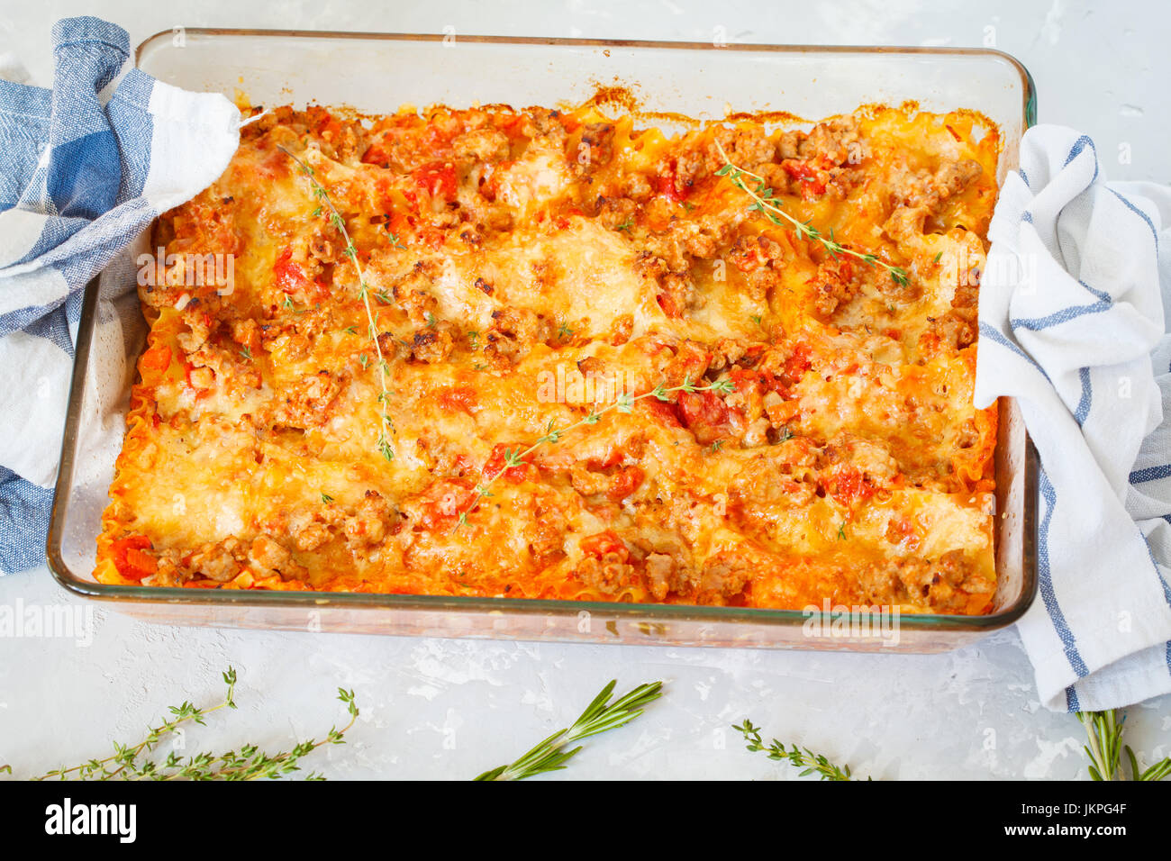 Tradizionali lasagne italiane in grande piatto di vetro. Foto Stock