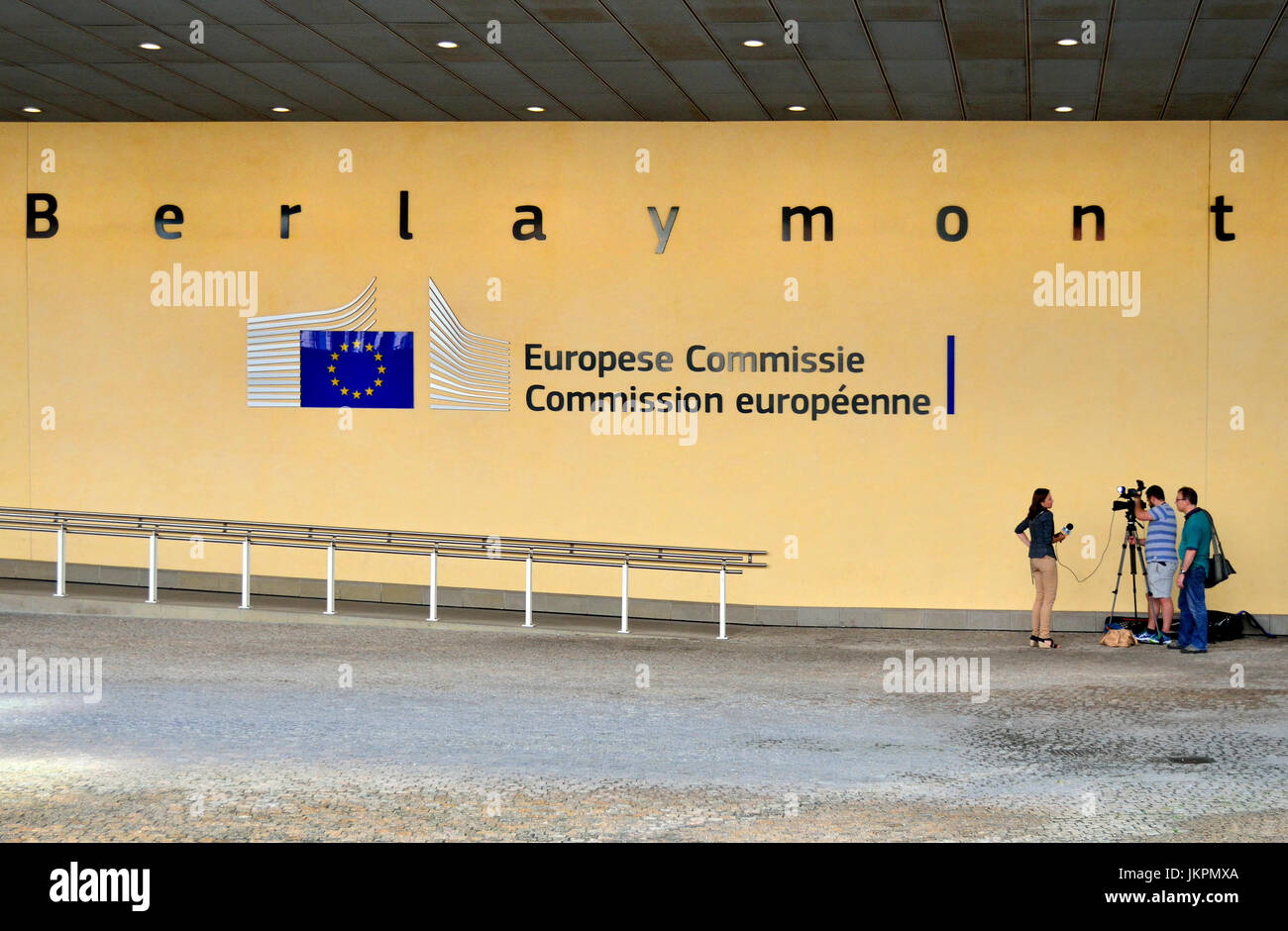 Bruxelles, Belgio. Commissione europea edificio Berlaymont - troupe televisive e reporter femmina di ingresso Foto Stock Bruxelles, Belgio. Commissione europea edificio Berlaymont - troupe televisive e reporter femmina di ingresso Foto Stock