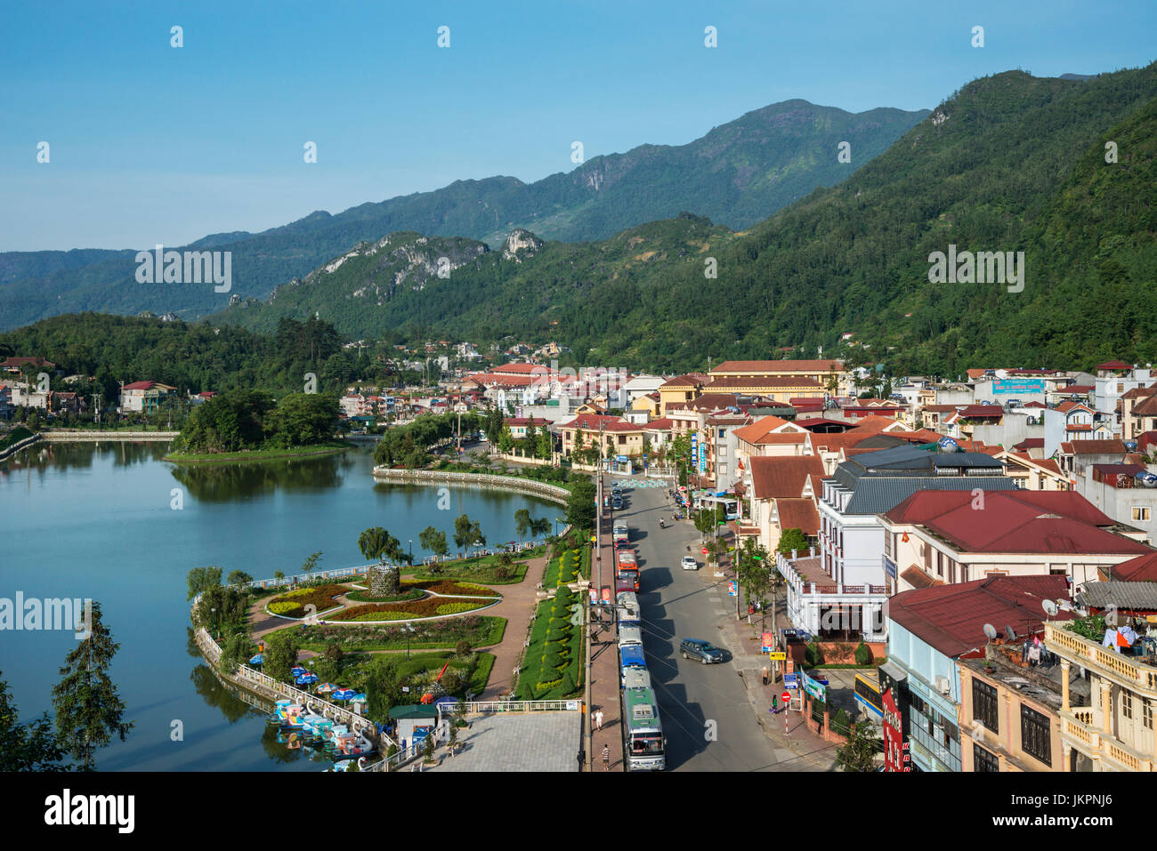 Vista panoramica di Sapa lago e la città del Vietnam settentrionale Foto Stock