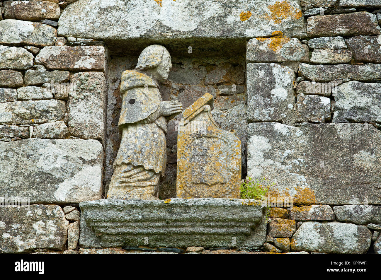 Francia, Finistère (29), Saint-Pol-de-Léon, Hameau de Kérigou, chapelle de Borromée ou Saint-Charles de Borromée du XVIIe siècle, scultura au-dessus d Foto Stock