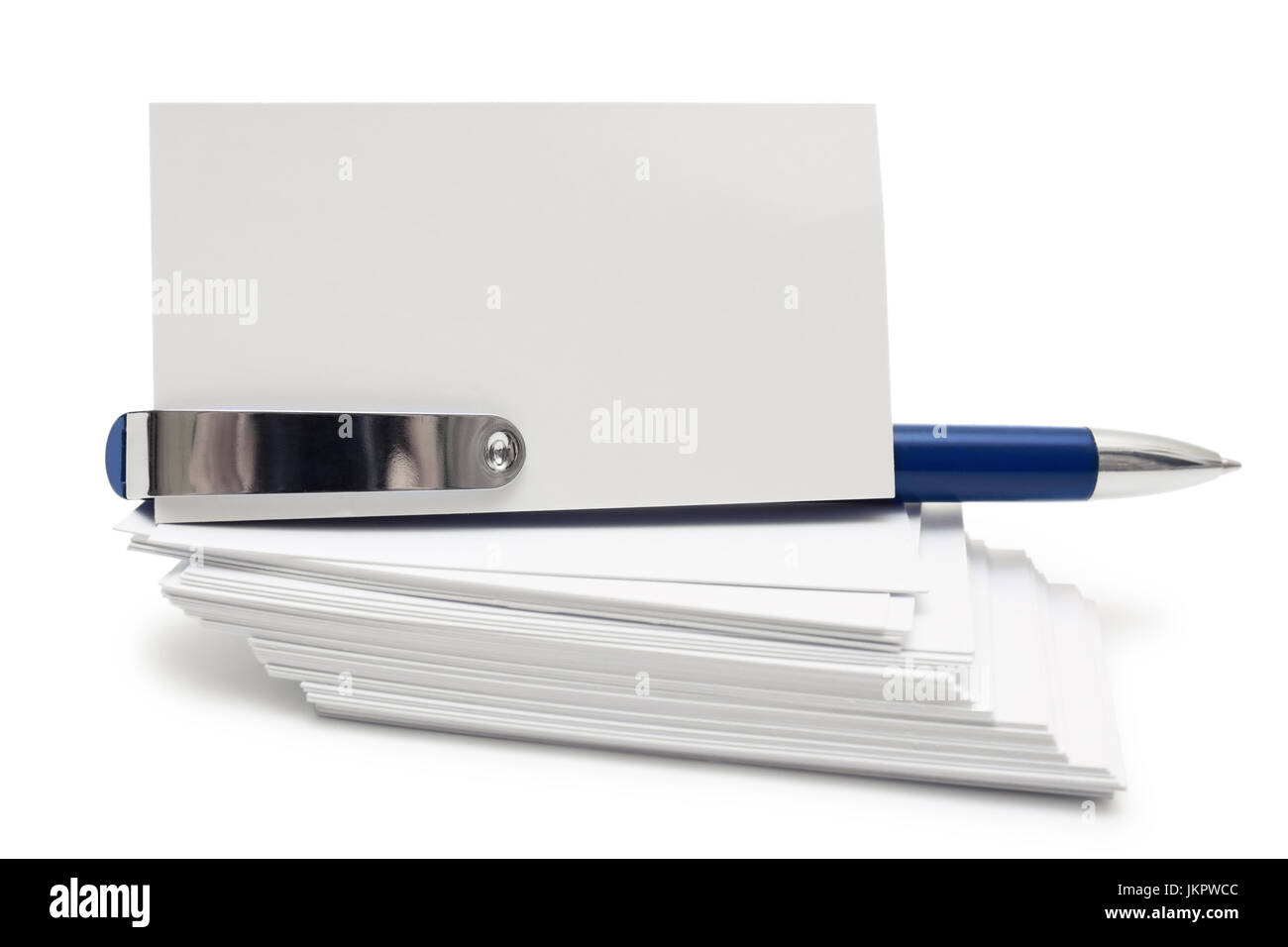 Pila di biglietti da visita e penne blu isolati su bianco Foto Stock