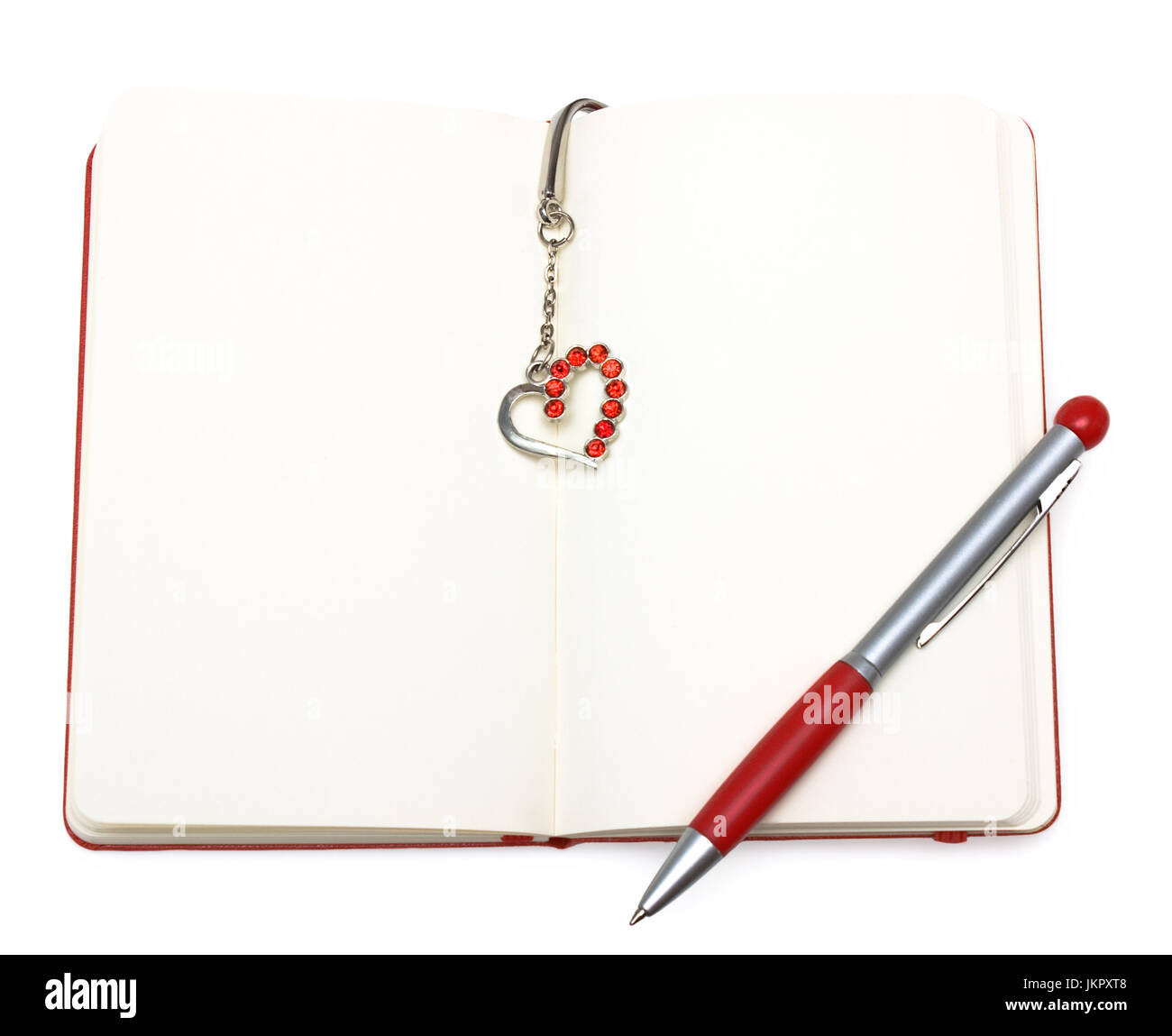 Red aprire il Blocco note (carta) con la penna e il cuore segnalibro (cristalli) isolato su sfondo bianco. Foto Stock