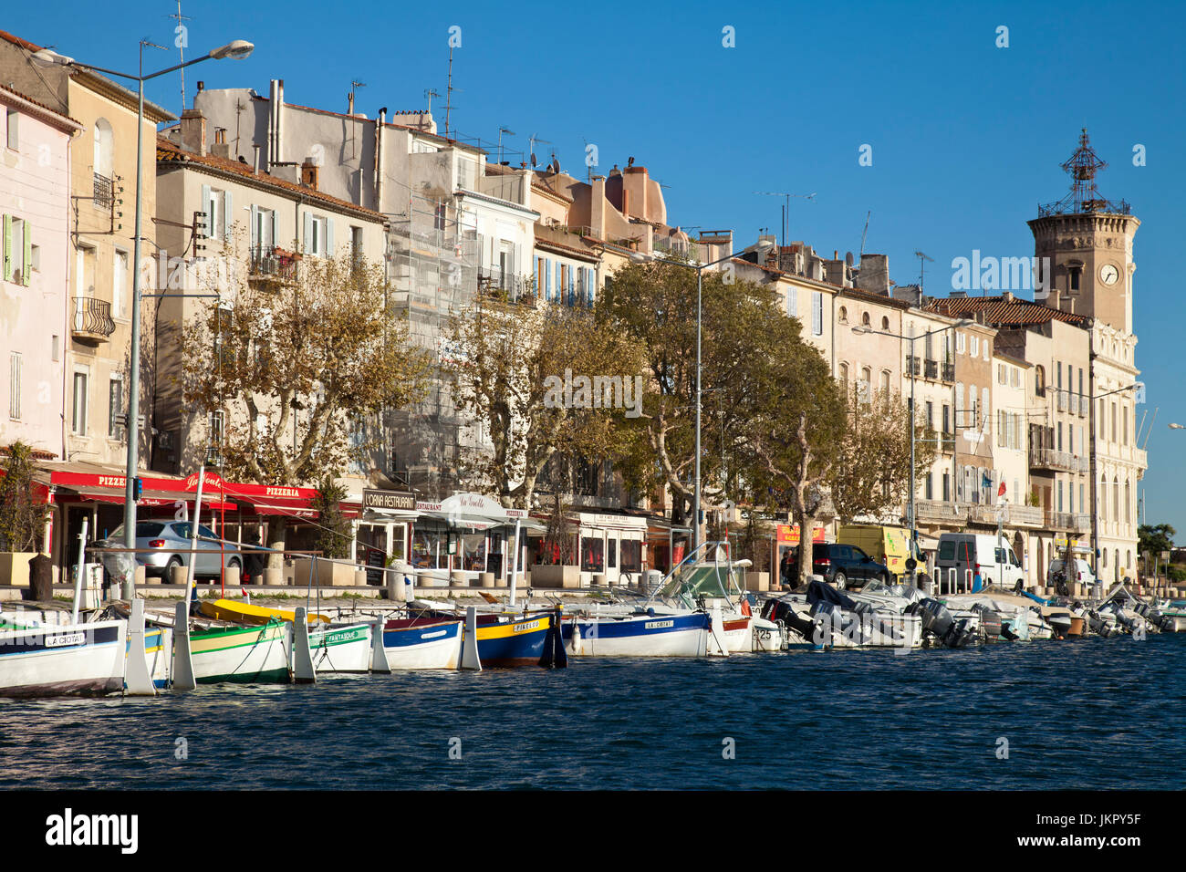 Francia, Bouches-du-Rhône (13), la ciotat, le Vieux Port et en arrière  plan, le quai Ganteaume avec à droite l' ancien Hôtel de ville surmonté  d'onu cam Foto stock - Alamy