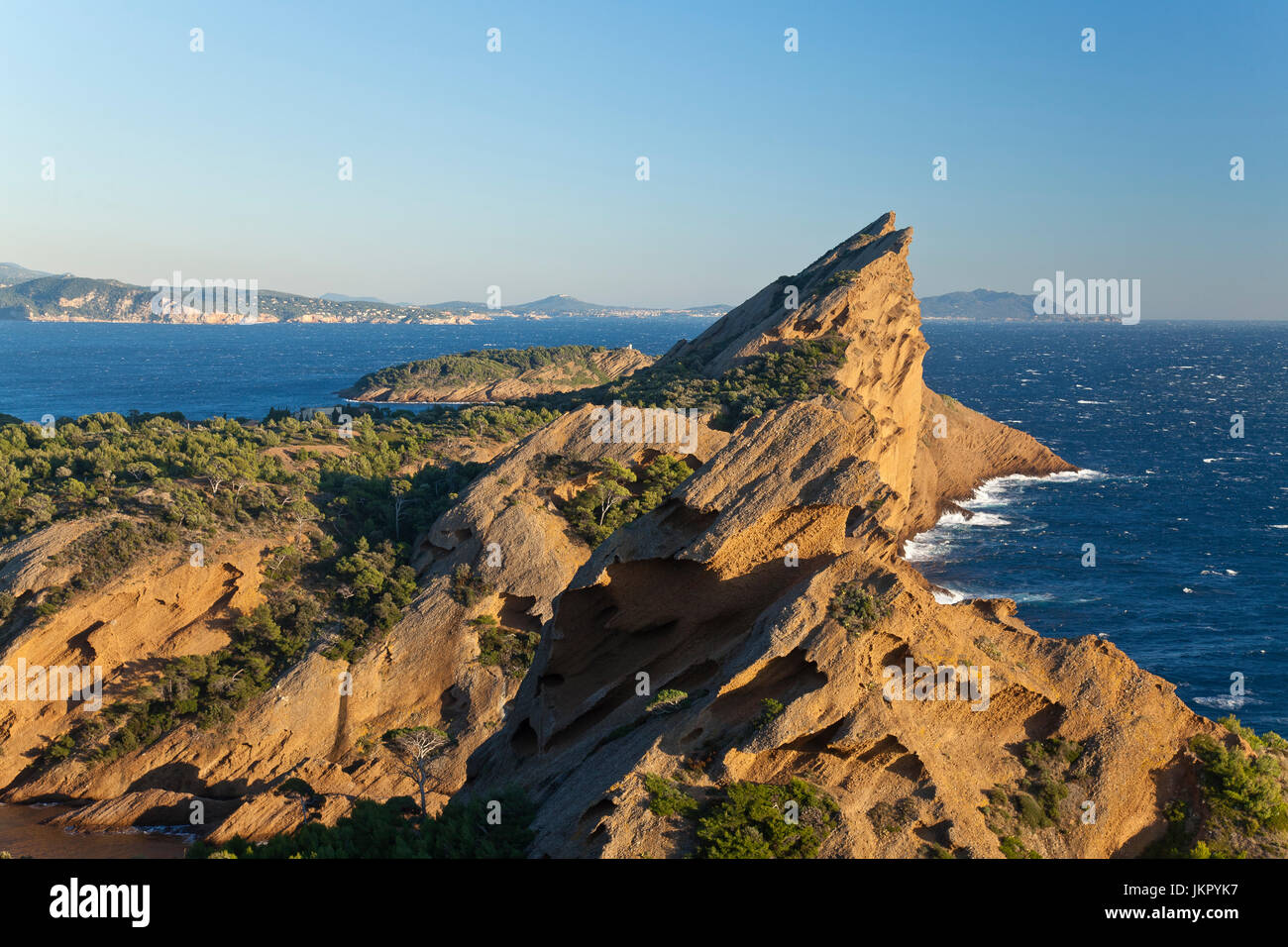 Francia, Bouches-du-Rhône (13), la ciotat, vue sur le Bec de l'Aigle et l'île Verte en arrière plan depuis la Chapelle Notre Dame de la Garde // Francia Foto Stock