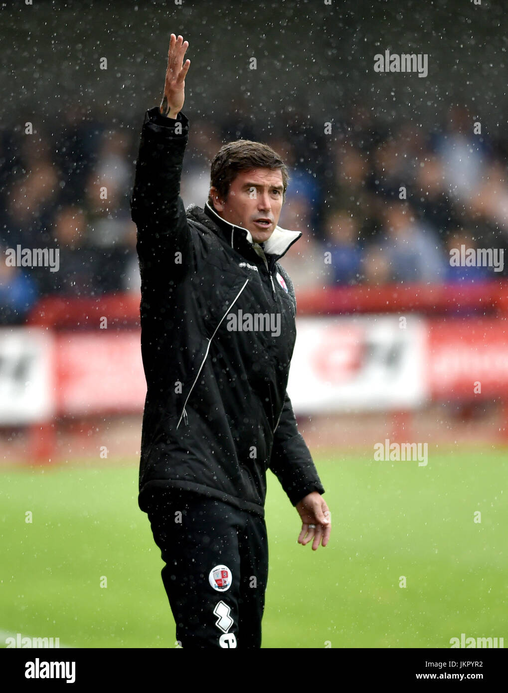 Il capo allenatore di Crawley Harry Kewell sotto la pioggia durante la partita amichevole tra Crawley Town e Brighton e Hove Albion al Checkatrade Stadium di Crawley. 22 lug 2017 - solo per uso editoriale. Nessuna merchandising. Per le immagini di calcio si applicano restrizioni fa e Premier League inc. Nessun utilizzo di Internet/mobile senza licenza FAPL - per i dettagli contattare Football Dataco Foto Stock