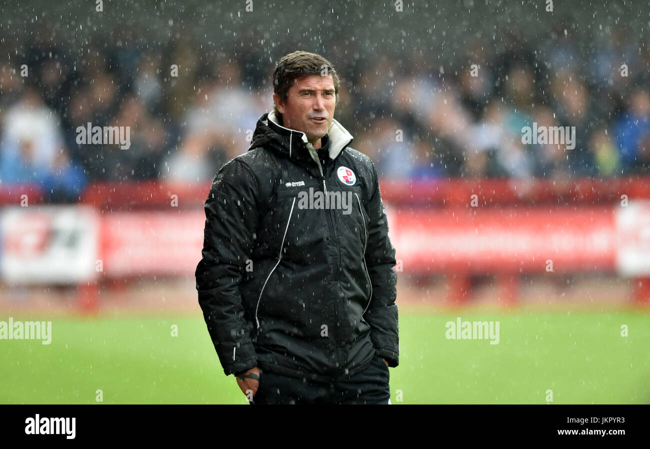 Il capo allenatore di Crawley Harry Kewell sotto la pioggia durante la partita amichevole tra Crawley Town e Brighton e Hove Albion al Checkatrade Stadium di Crawley. 22 lug 2017 - solo per uso editoriale. Nessuna merchandising. Per le immagini di calcio si applicano restrizioni fa e Premier League inc. Nessun utilizzo di Internet/mobile senza licenza FAPL - per i dettagli contattare Football Dataco Foto Stock