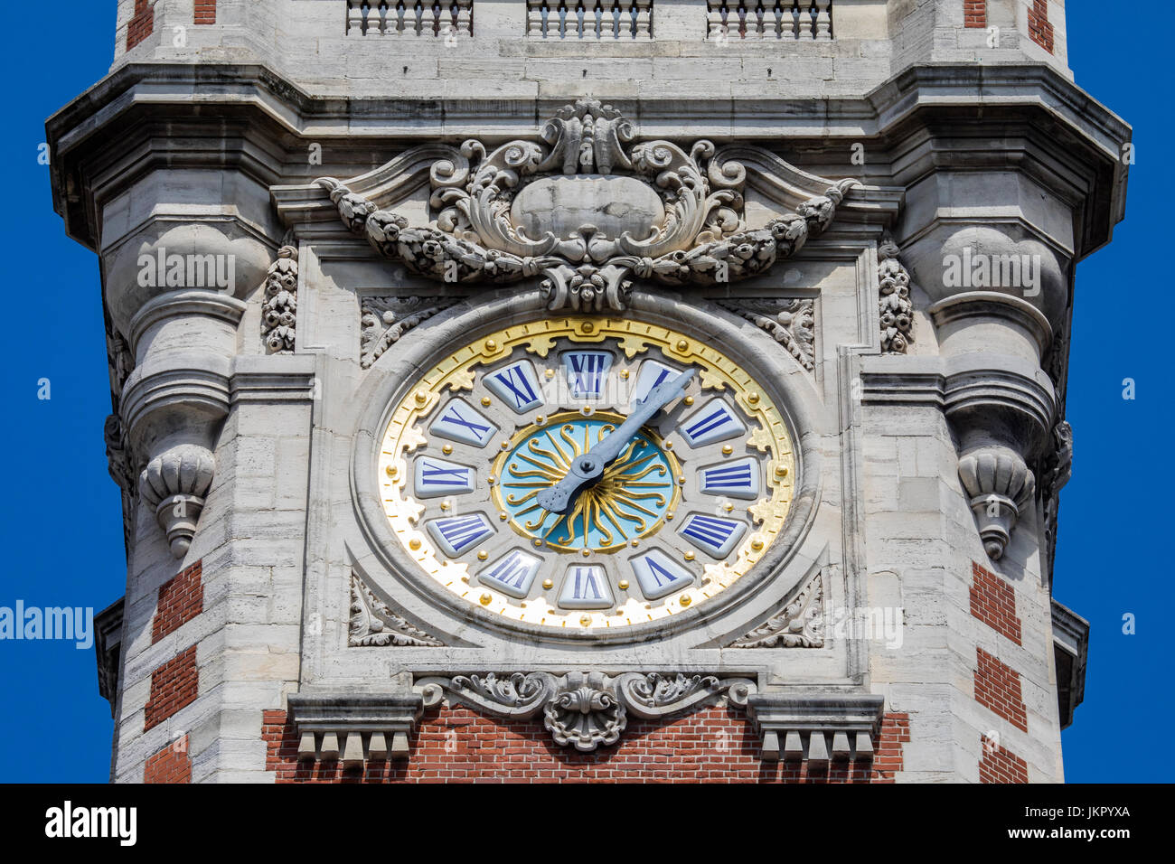 Il bellissimo orologio sul campanile della Camera di Commercio e Industria della storica città di Lille, Francia. Foto Stock