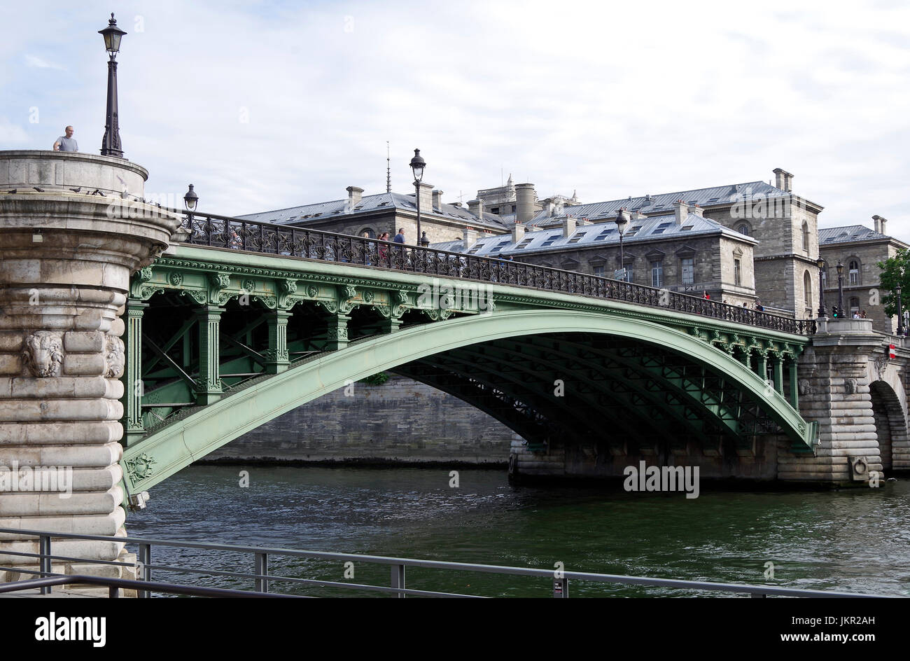 Parigi, Francia, Pont Notre Dame, oltre il Fiume Senna, che collegano la sponda destra a Quai de Gesvres a Ile de la Cité, accanto all'Hotel Dieu Foto Stock