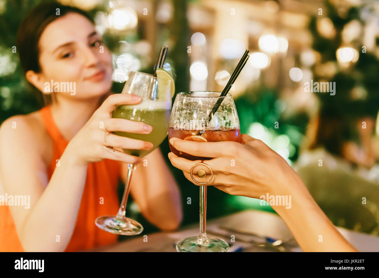 Cute ragazze celebrare la notte fuori con cocktail bevande al ristorante Foto Stock