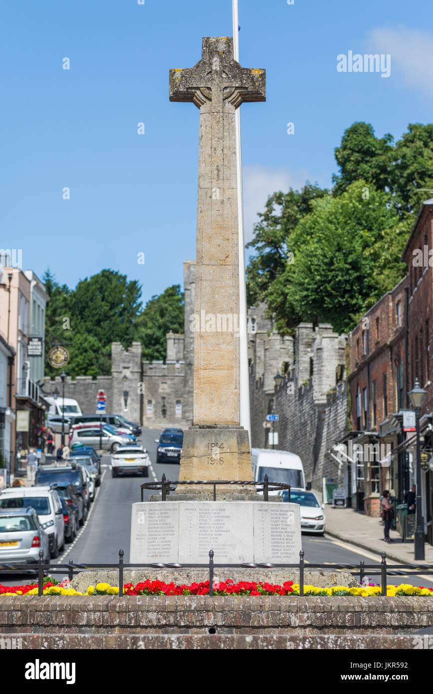 La I e la II guerra mondiale memoriale di guerra nella High Street in Arundel, West Sussex, in Inghilterra, Regno Unito. Foto Stock