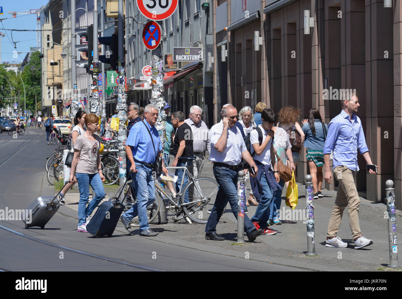 Pedone, Rosenthaler street, medio, Berlino, Germania, Fussgaenger, Rosenthaler Strasse, Mitte, Deutschland Foto Stock