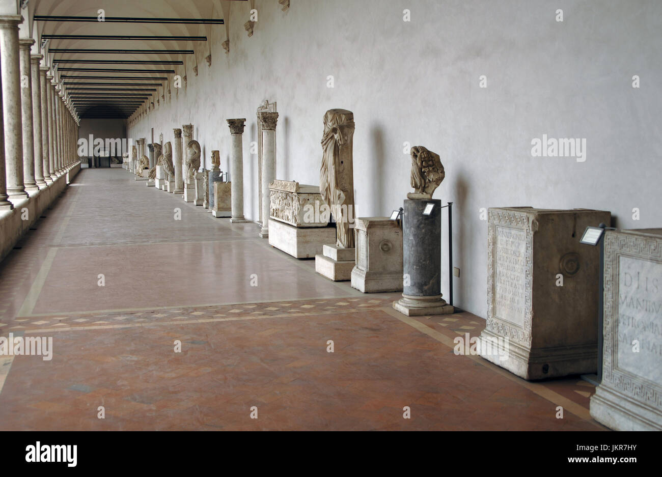 L'Italia. Roma. Museo Nazionale Romano (Terme di Diocleziano). Vista parziale del chiostro con resti archeologici. Foto Stock