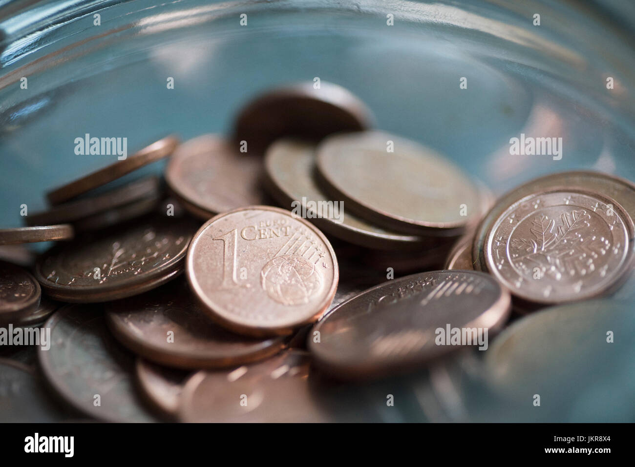 Close-up di cent di Euro monete in un barattolo di vetro Foto Stock