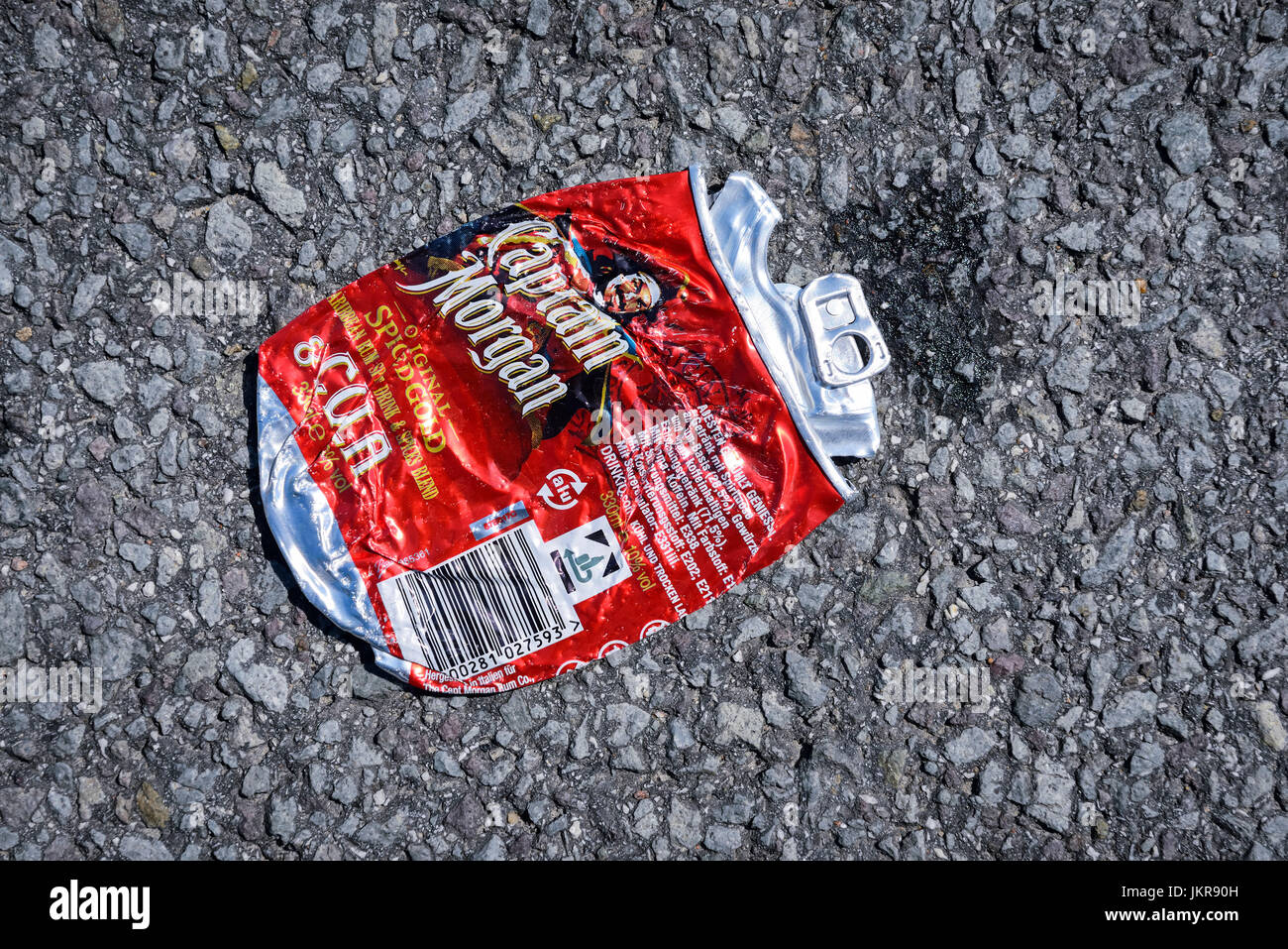 Appartamento stagno sulla strada, Platte Dose auf der Straße Foto Stock