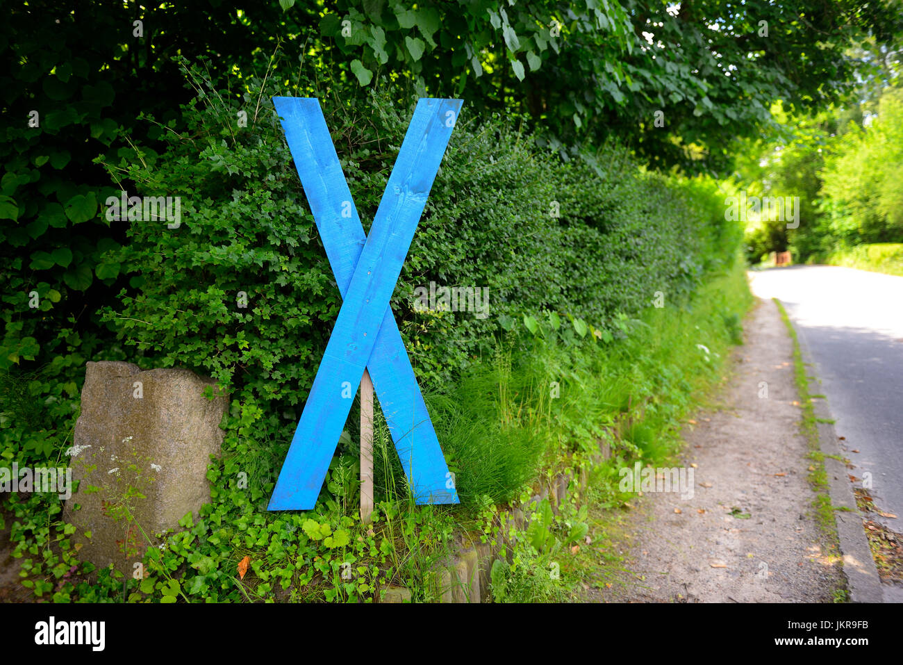 Blue Cross contro il Fehmarnbelttunnel in montagna Kling, SCHLESWIG-HOLSTEIN, Germania, Blaues Kreuz gegen den Fehmarnbelttunnel in Klingberg, Schl Foto Stock