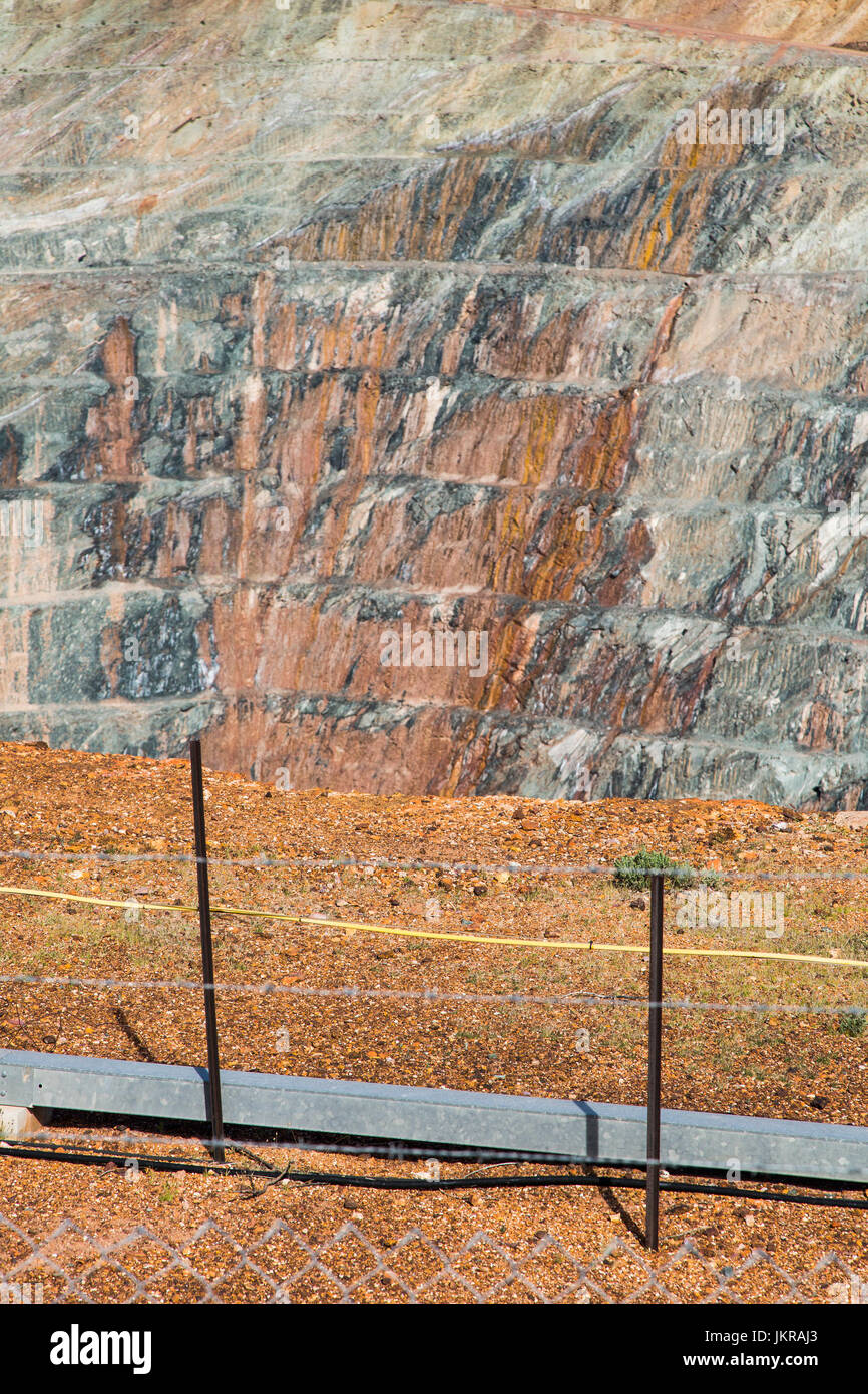 Vista sulla recinzione al miniera a cielo aperto sulla giornata di sole, Kalgoorlie, Australia occidentale, Australia Foto Stock