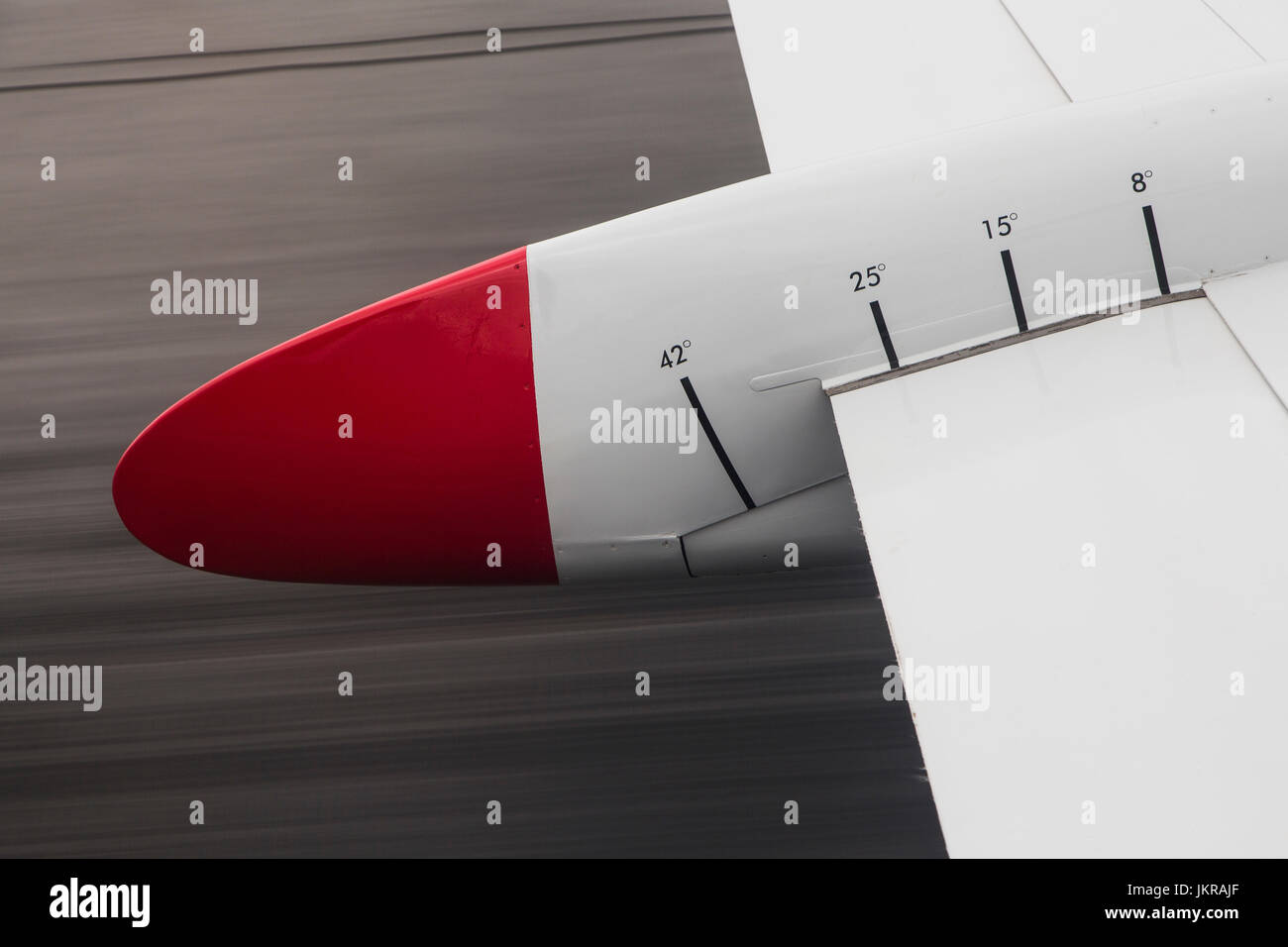 Immagine ritagliata del rosso e del bianco di un'ala di un velivolo con numeri Foto Stock