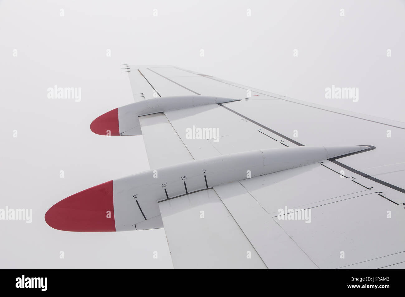 Immagine ritagliata di ala di aeromobili battenti contro sky Foto Stock