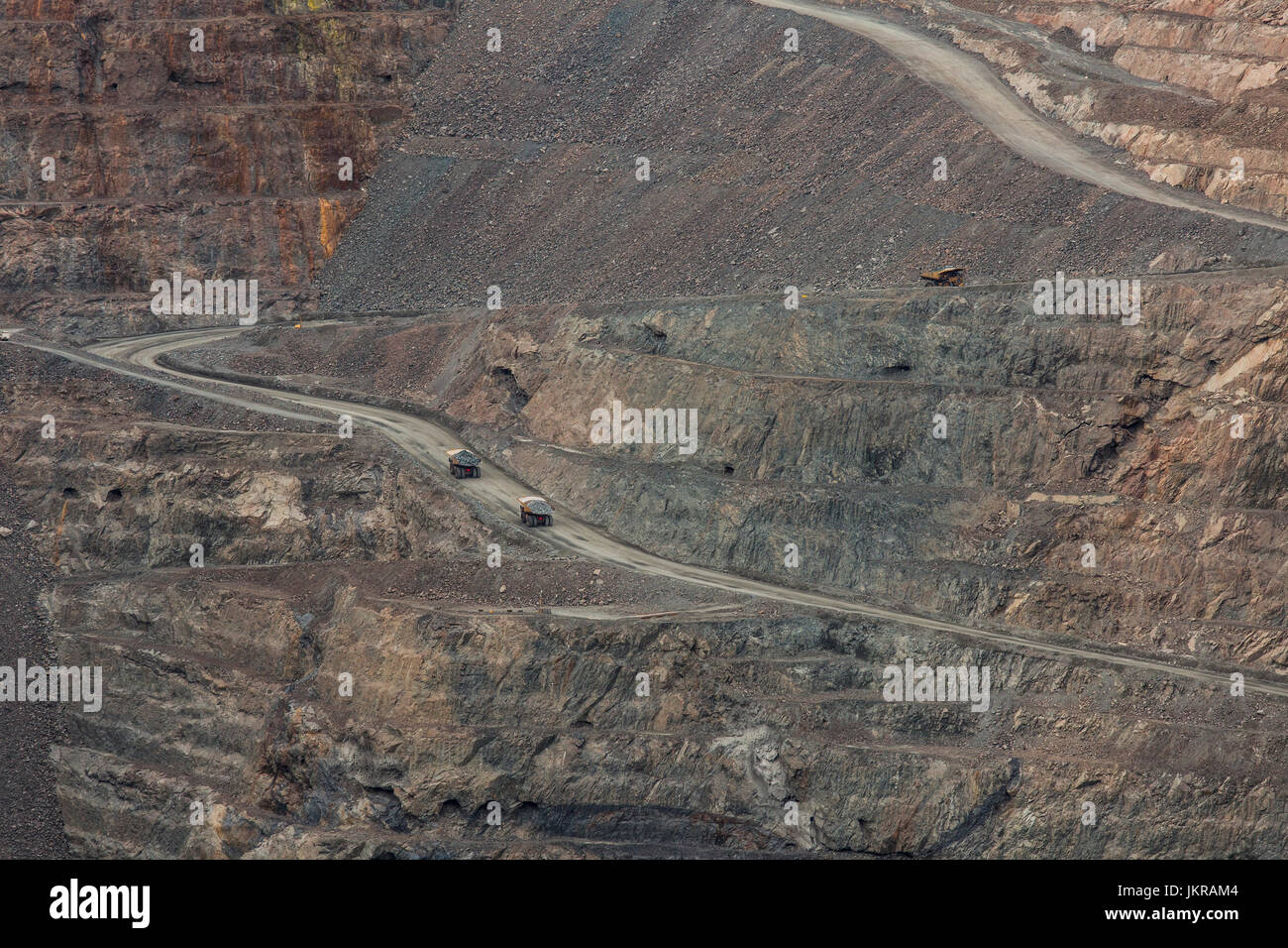 Angolo di alta vista di autocarri con cassone ribaltabile su sterrato a open-pit miniera di carbone, Kalgoorlie, Australia occidentale Foto Stock