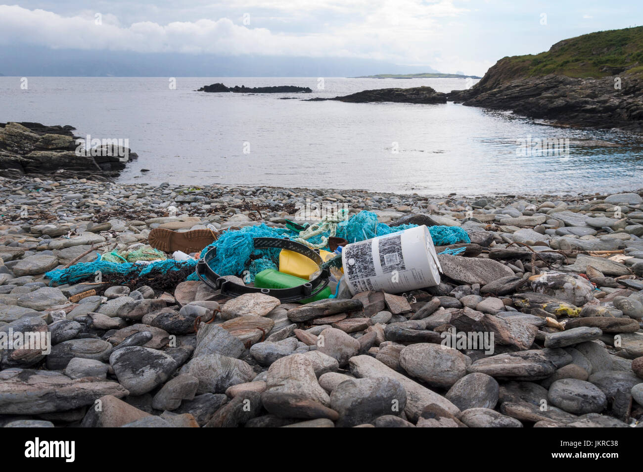 Un intricato massa di rifiuti in plastica e reti da pesca lavato fino alla riva vicino Rosbeg, County Donegal, Irlanda Foto Stock