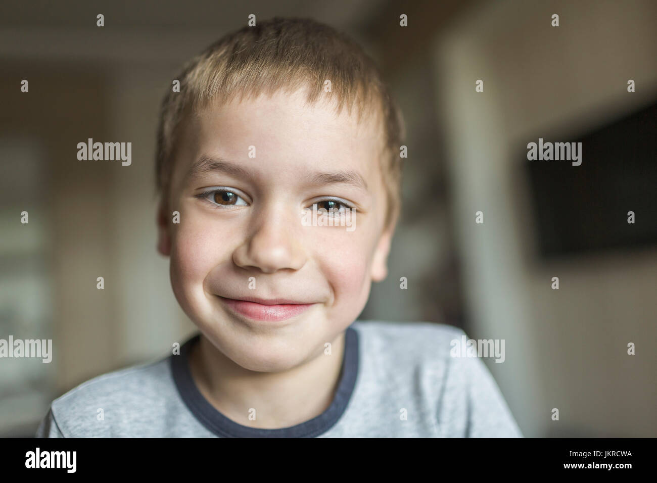 Ritratto di ragazzo sorridente a casa Foto Stock