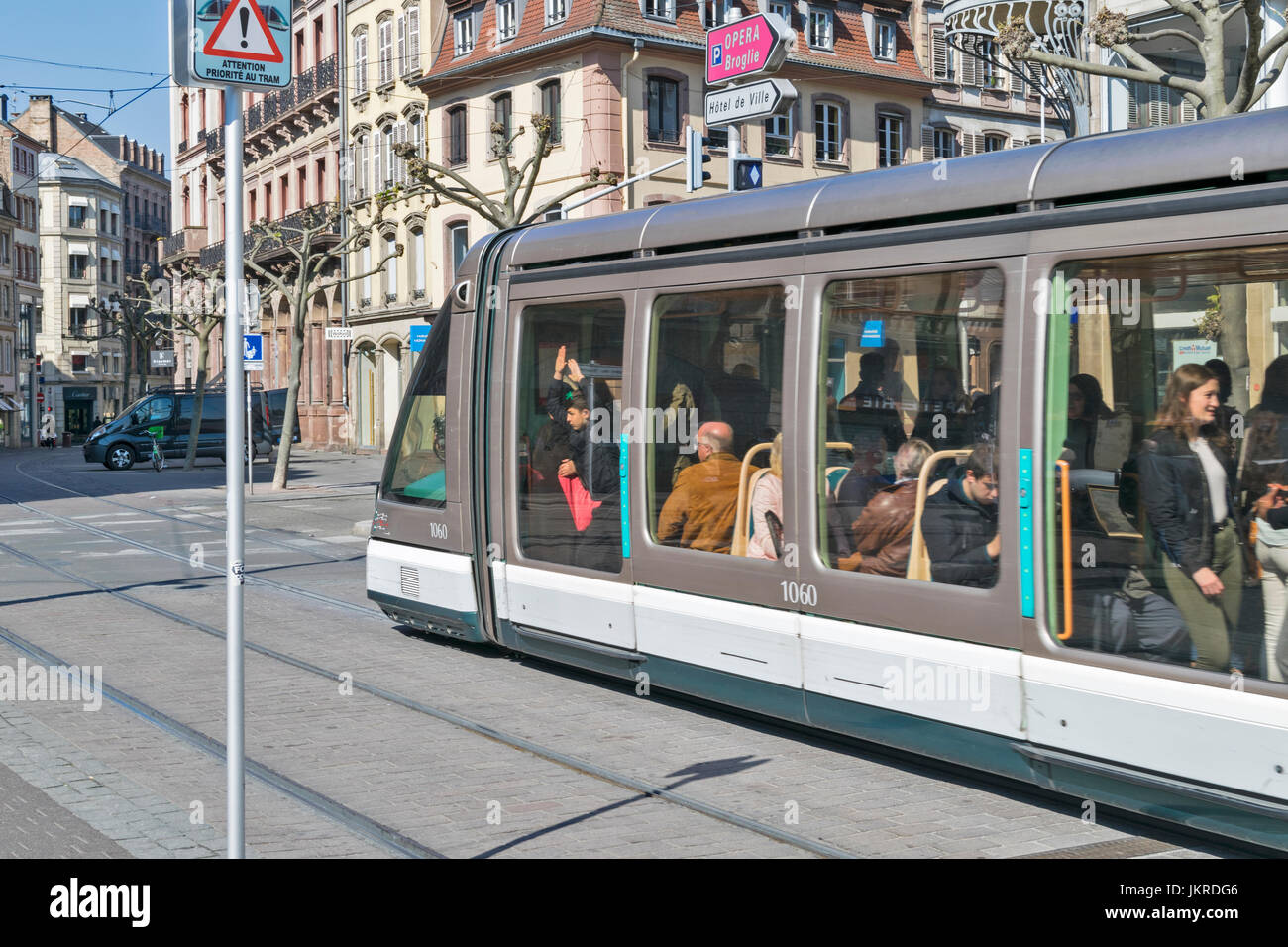 Sessione plenaria a Strasburgo dal quartiere Petite France e fiume l'ILL TRAM E I PASSEGGERI NELLA ZONA CENTRALE DELLA CITTÀ Foto Stock