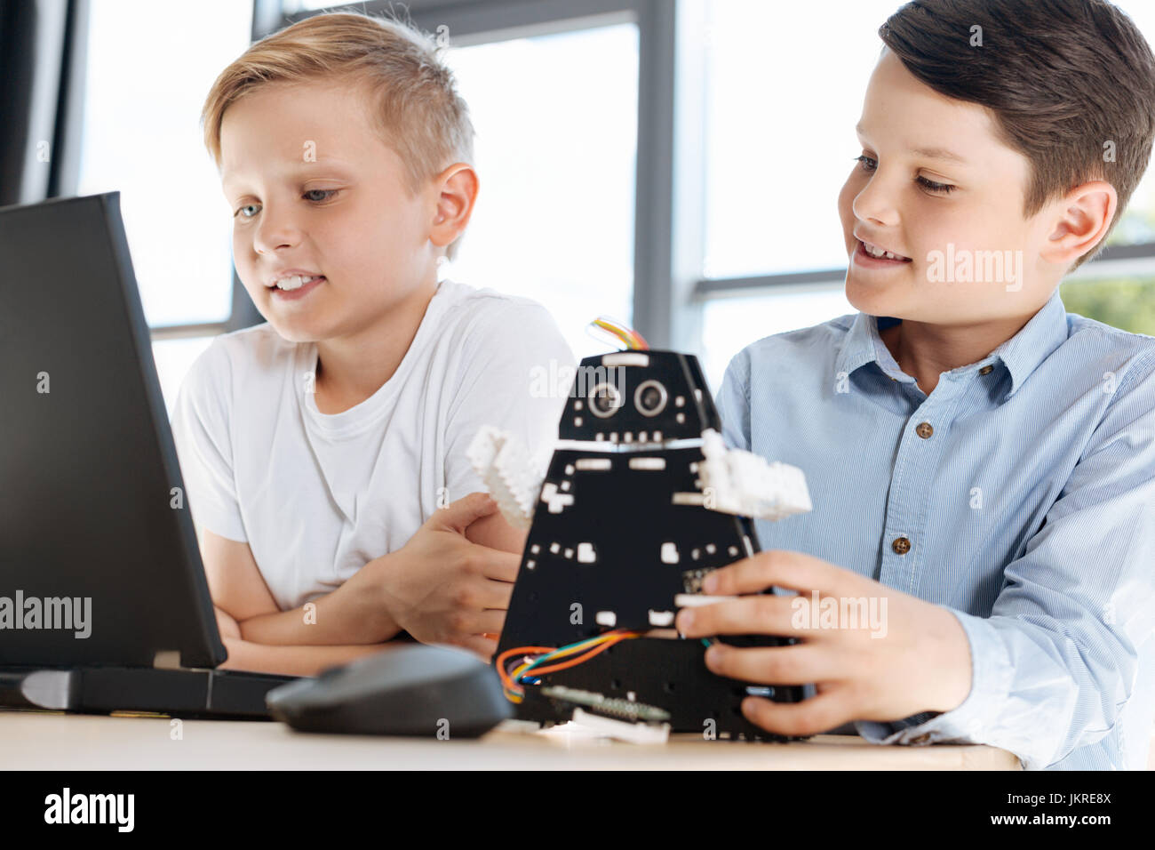 Bella ragazzi guardare video sul computer portatile insieme Foto Stock