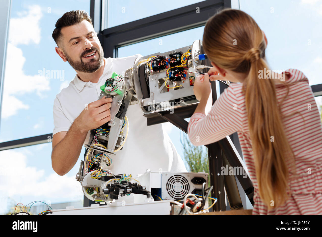 Essendo studente circa per collegare i fili nella parte del robot Foto Stock