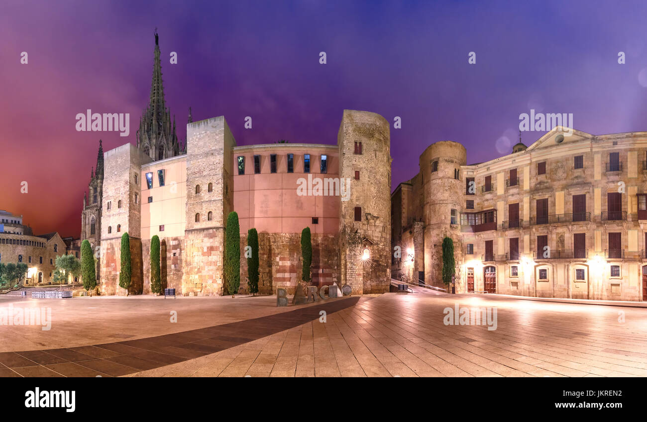 Antica Porta Romana in mattinata, Barcellona, Spagna Foto Stock