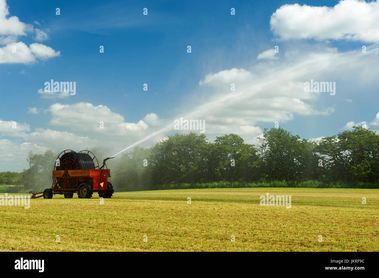 Veicolo di irrigazione nel campo Foto Stock