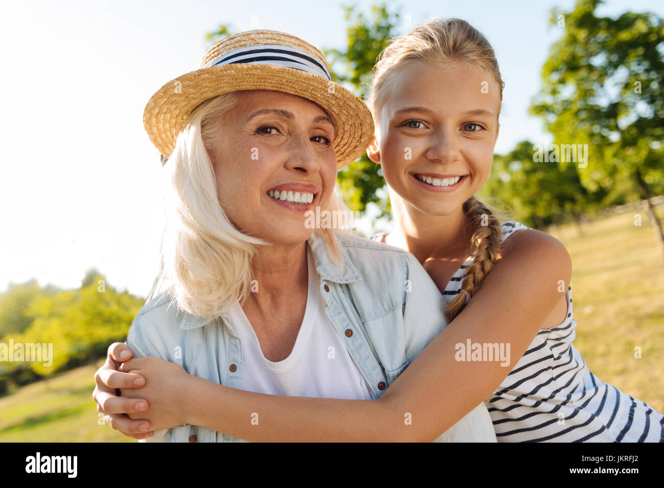 Carino giovane ragazza empbracing nonna nel parco Foto Stock
