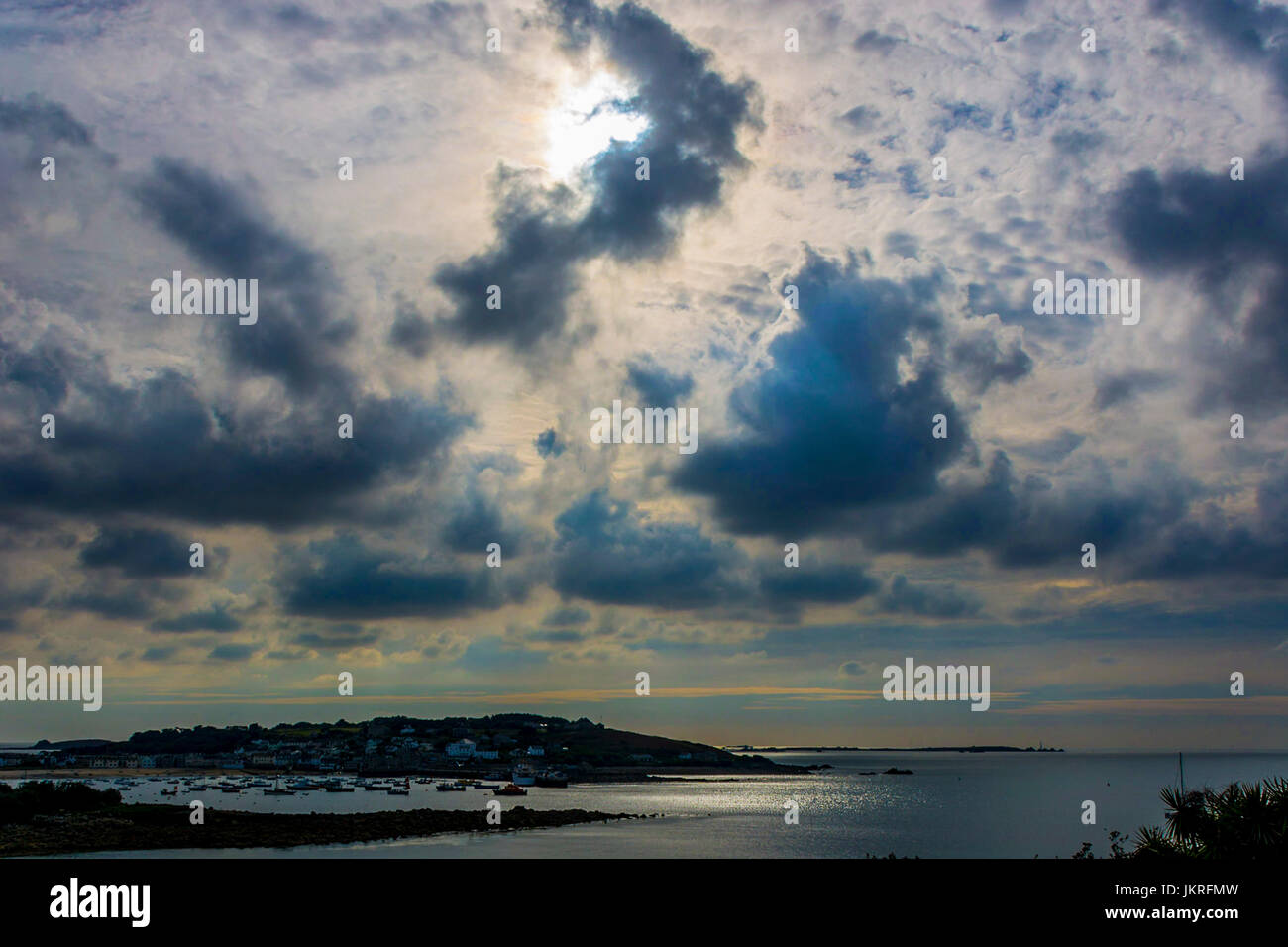 Drammatica nubi su Hugh Town, St Mary, Isole Scilly Foto Stock