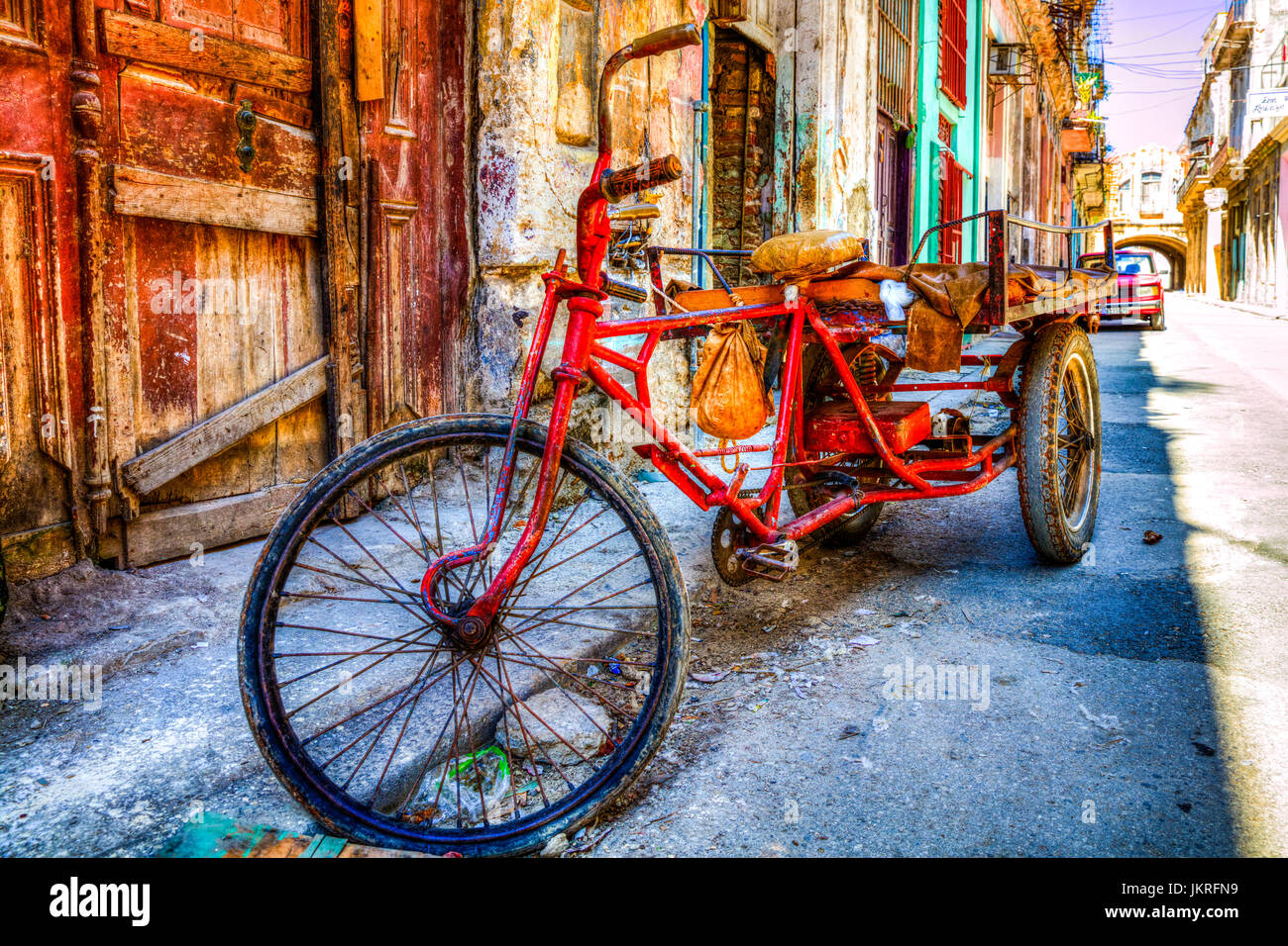 Il trike, 3 ruote, bici a tre ruote moto, trasporto cubano, la povertà a Cuba, povertà cubano, cubana bike, cubana trike, antica reliquia, bike, antichi, biciclette Foto Stock