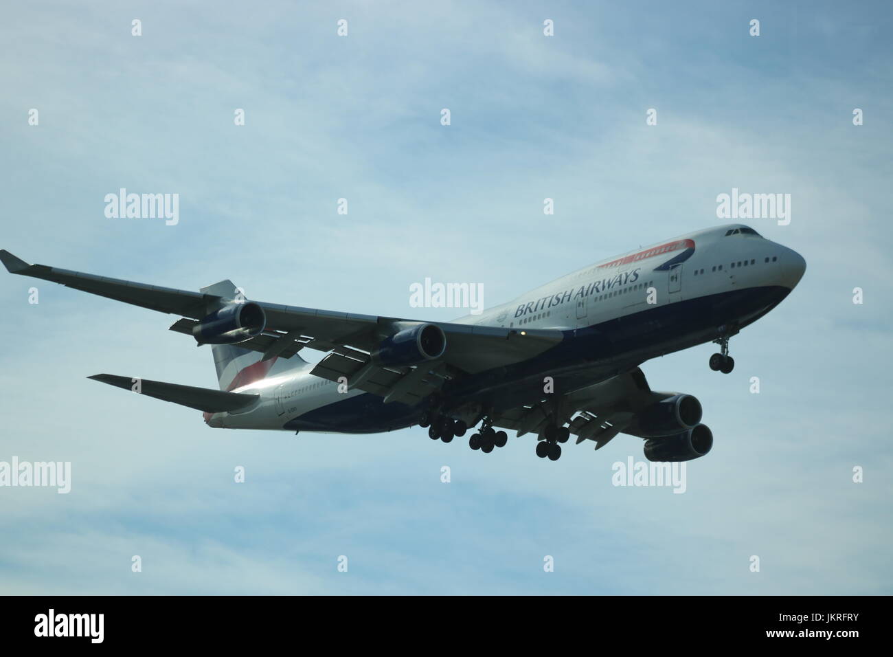 British Airways Boeing 747-400 l'atterraggio all'aeroporto di Londra Heathrow. Foto Stock