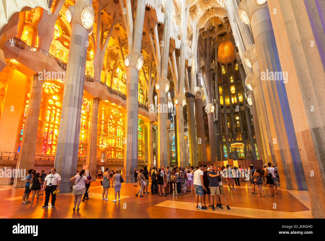 Barcellona Catalogna Spagna Barcellona La Sagrada Familia basilica cattedrale interno con finestre di vetro macchiate di Antoni Gaudì barcellona catalogna Foto Stock