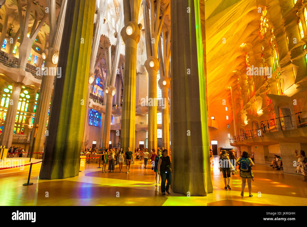 Barcellona Catalogna Spagna Barcellona La Sagrada Familia basilica interno con finestre di vetro macchiate di Antoni Gaudì barcellona catalogna Foto Stock